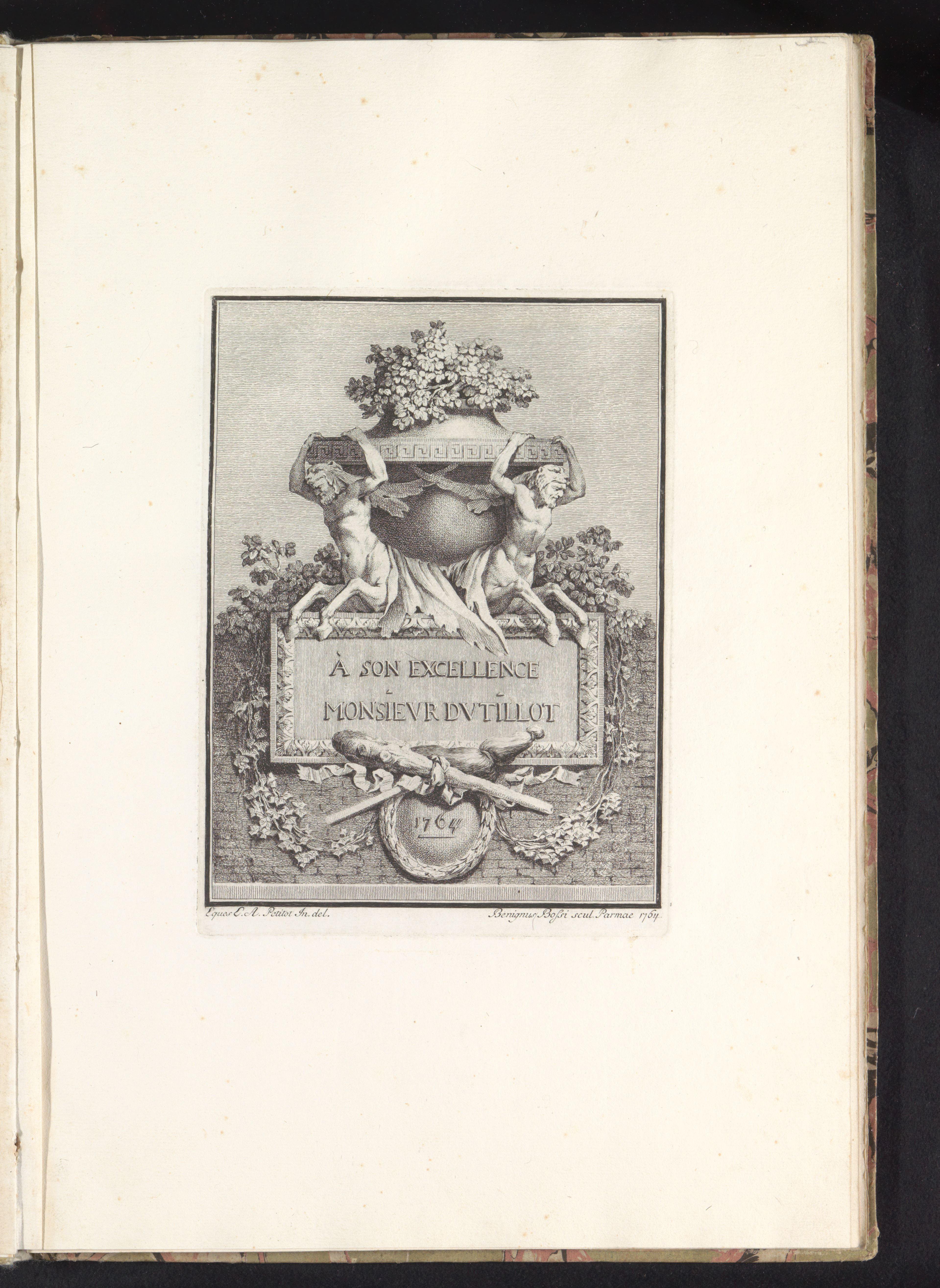 Twee centaurs torsen een ornamentele vaas met een plaquette op een muur