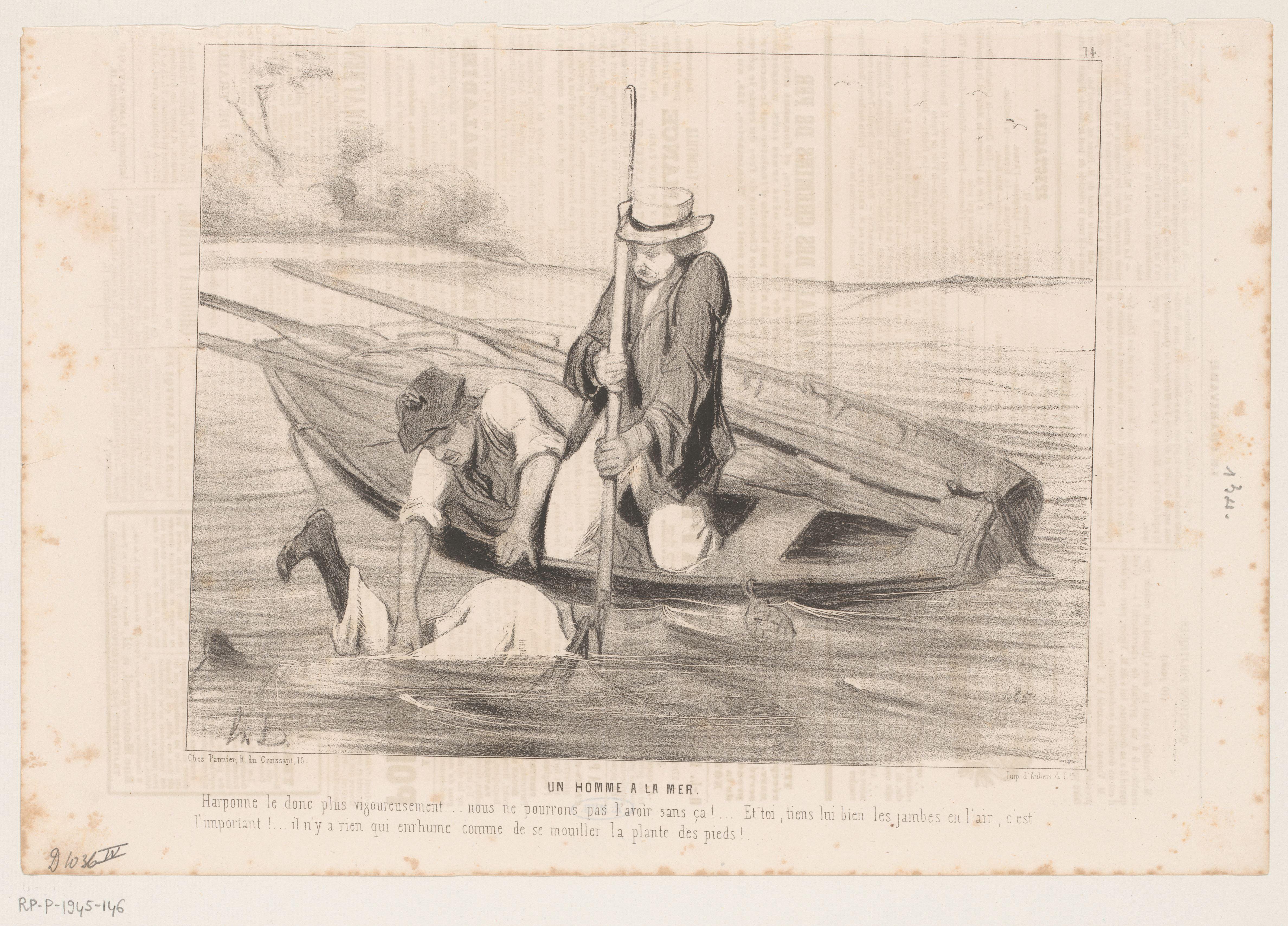 Twee mannen op een roeiboot redden een drenkeling