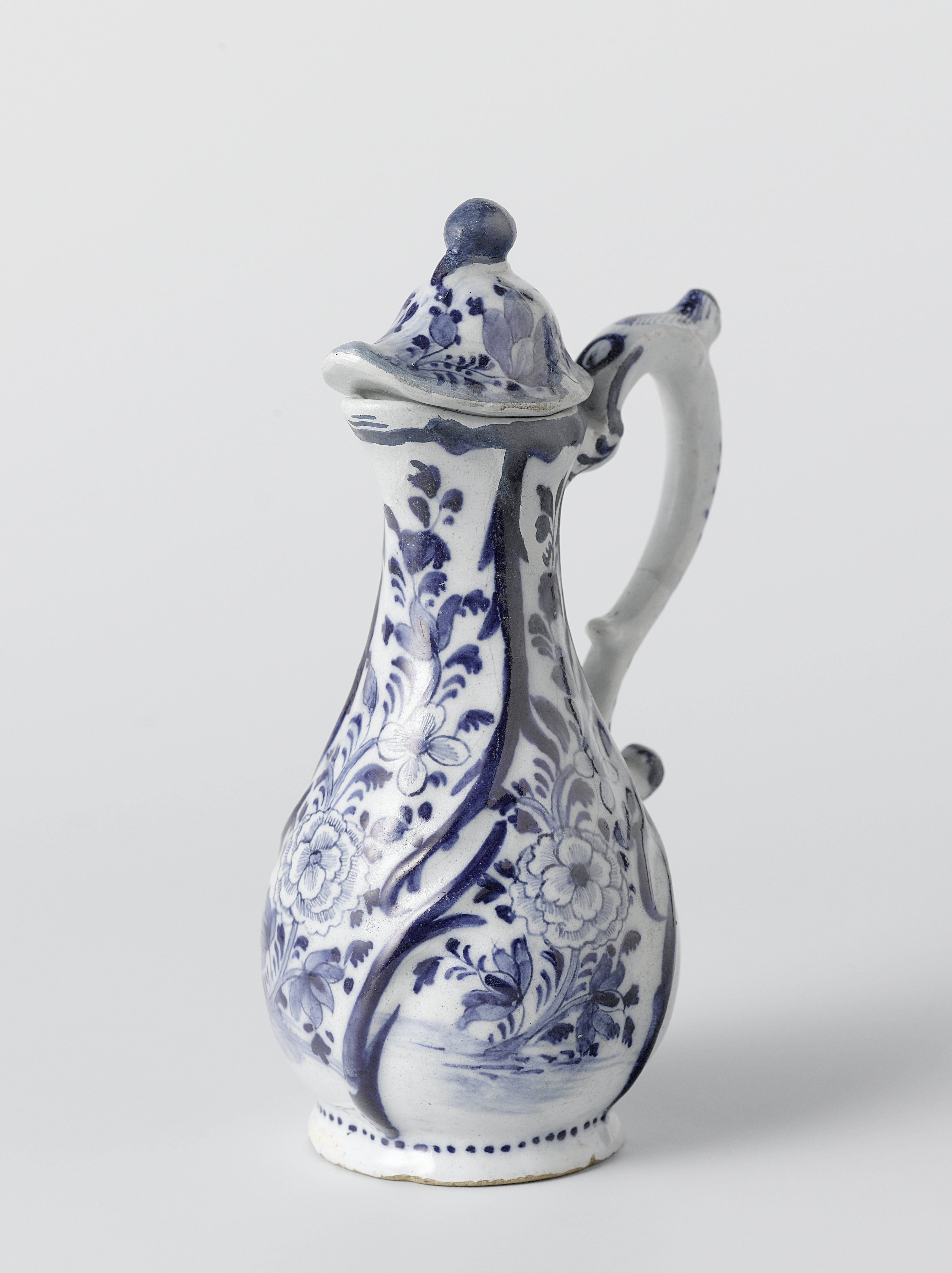 Kan met deksel van blauw beschilderde faience