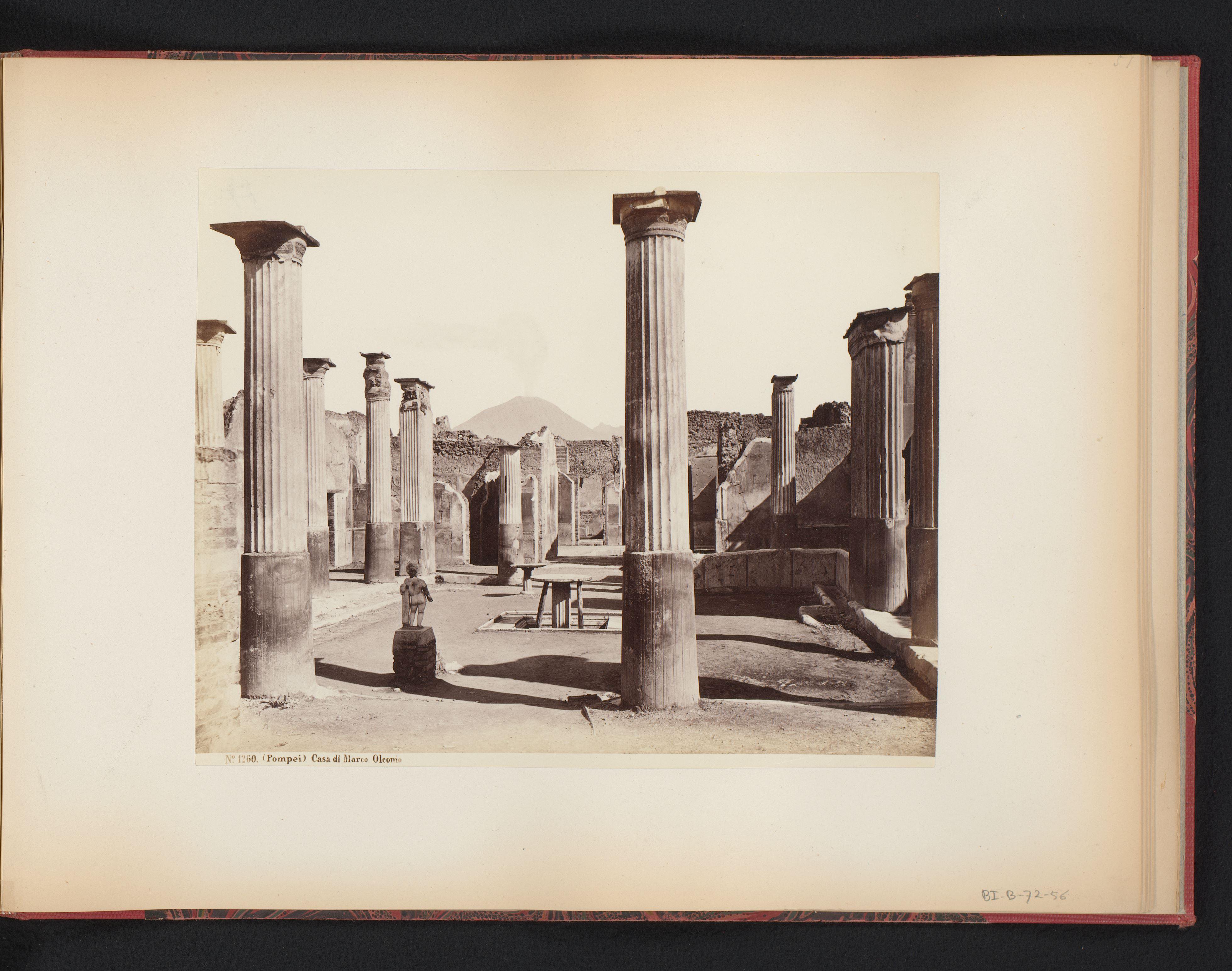 Gezicht op de ruïne van het huis van Marco Olconio te Pompeï, Italië