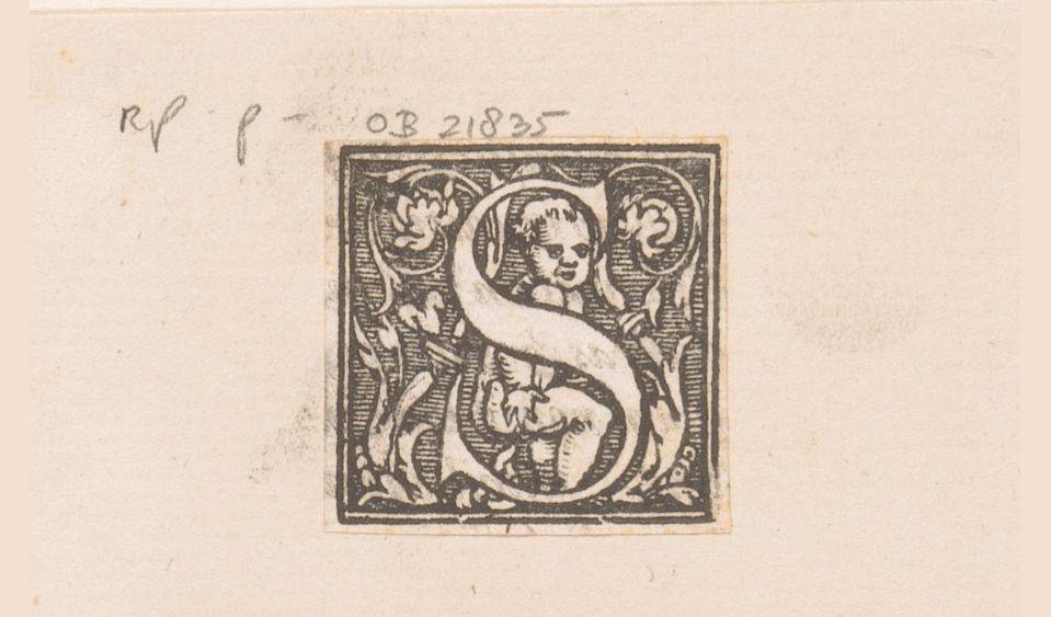 Letter S: een poepende putto