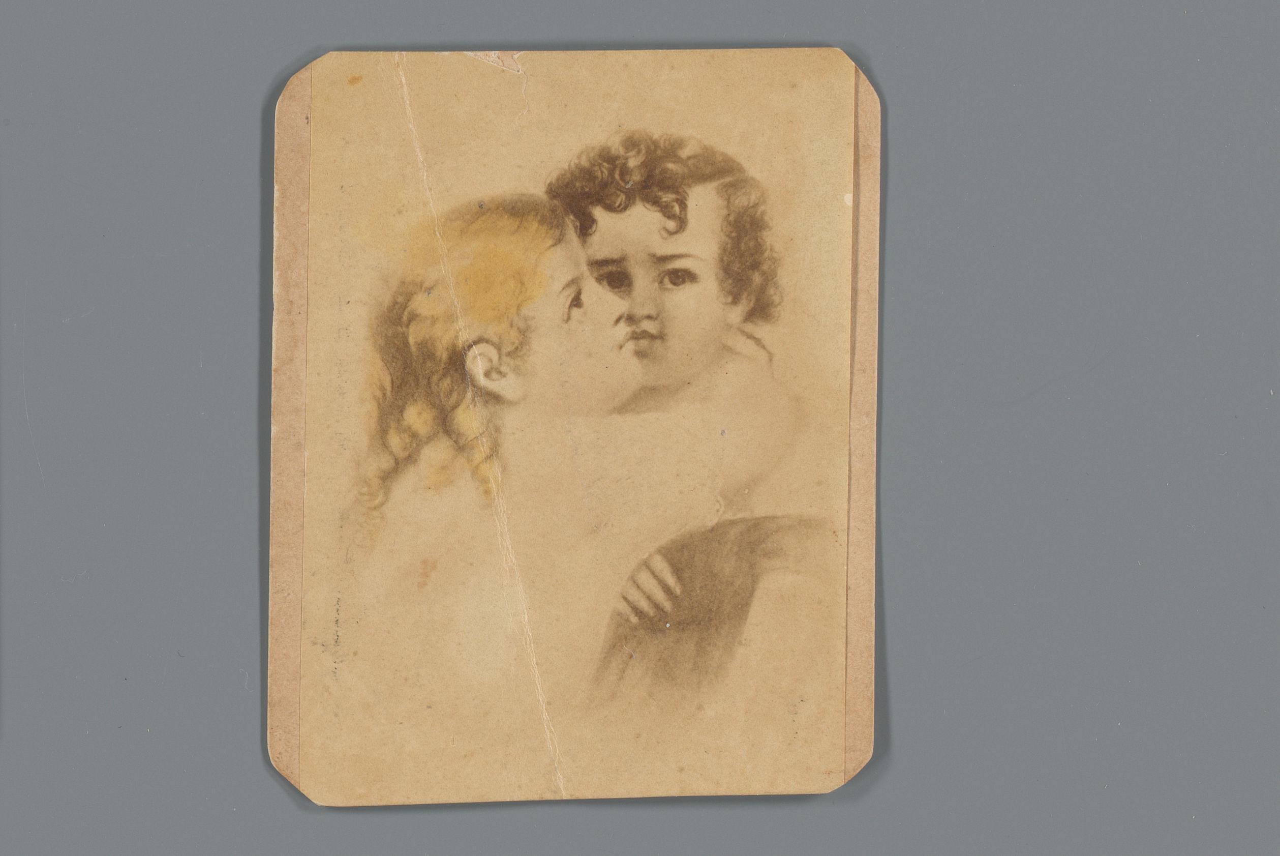 Fotoreproductie van een tekening van een jongen en een meisje als reclame voor kledingzaak Pierson & Hews in New Orleans, Louisiana