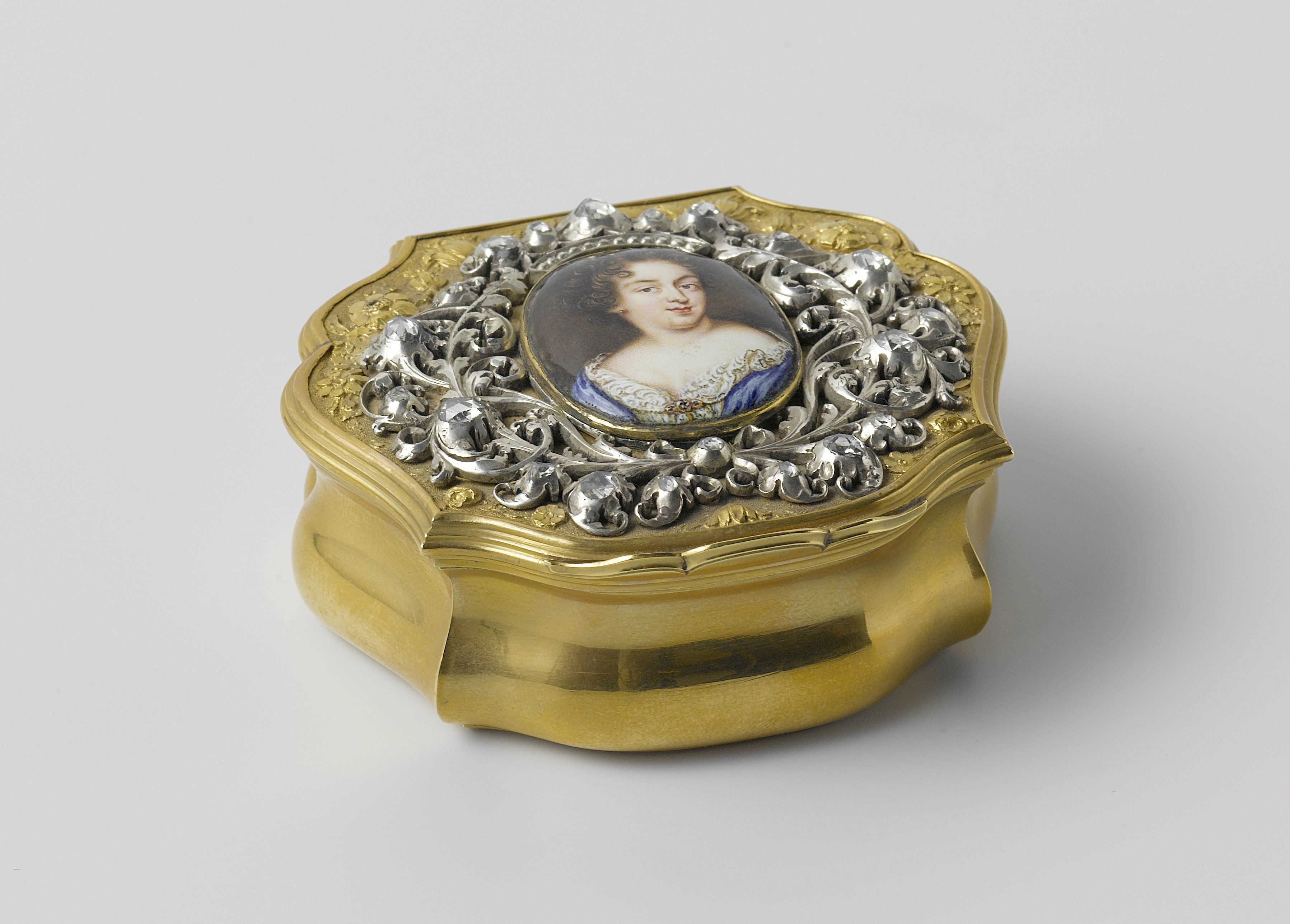 Snuffbox with a breast ornament with a portrait of Queen Mary