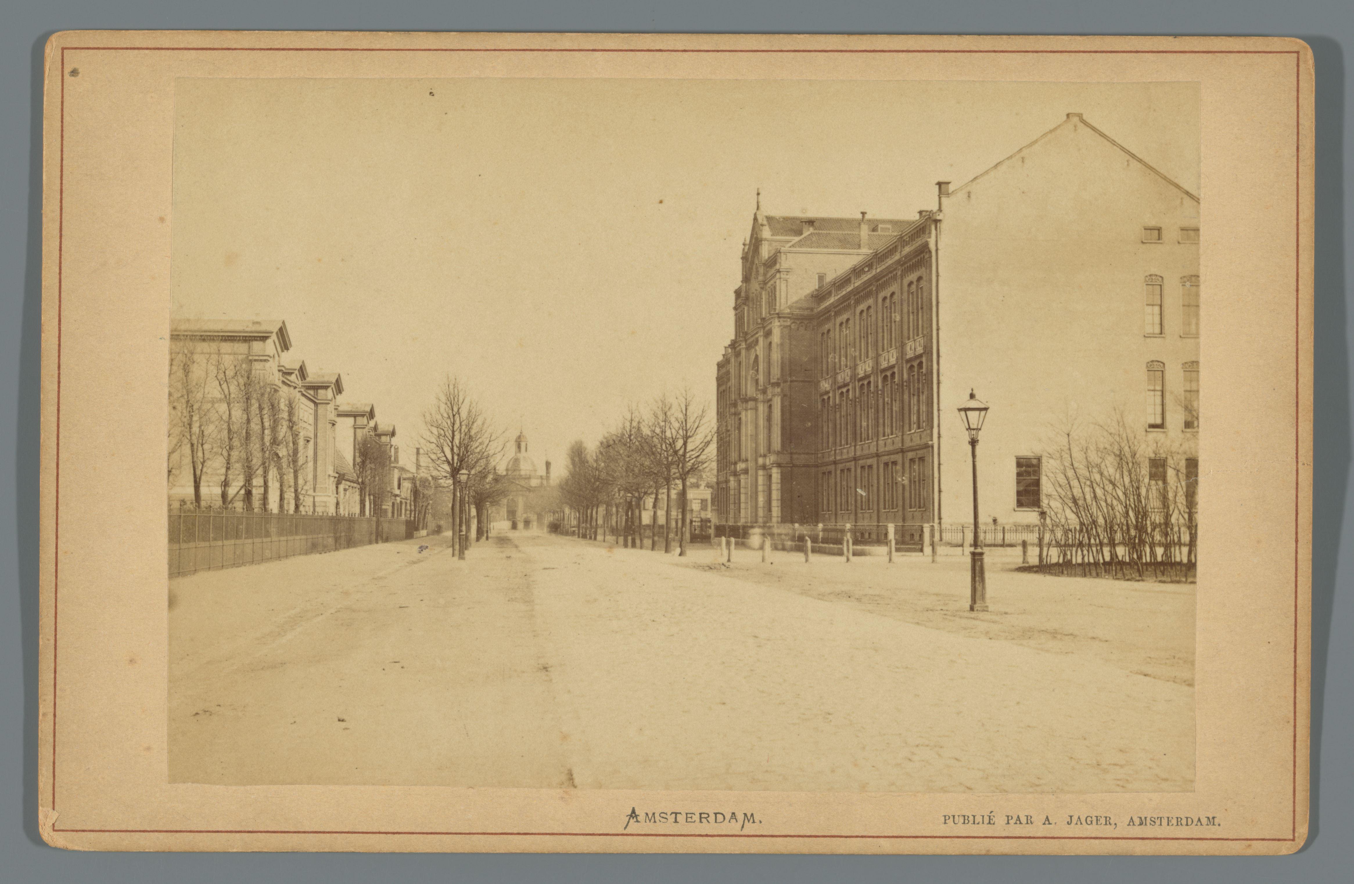 Gezicht op de Plantage Middenlaan met rechts het St. Jacobsgesticht en op de achtergrond de Muiderpoort in Amsterdam