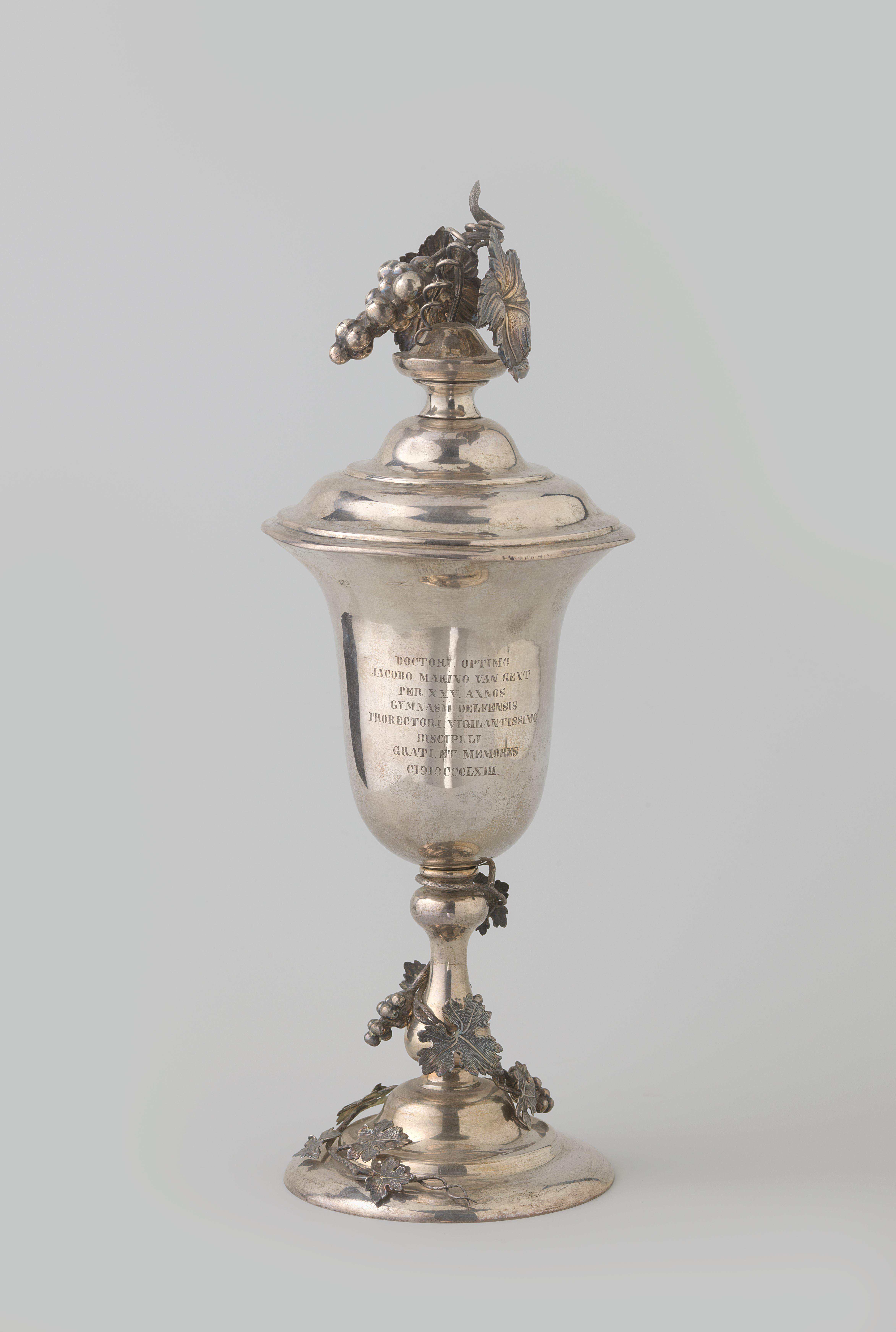 Bokaal met deksel van zilver