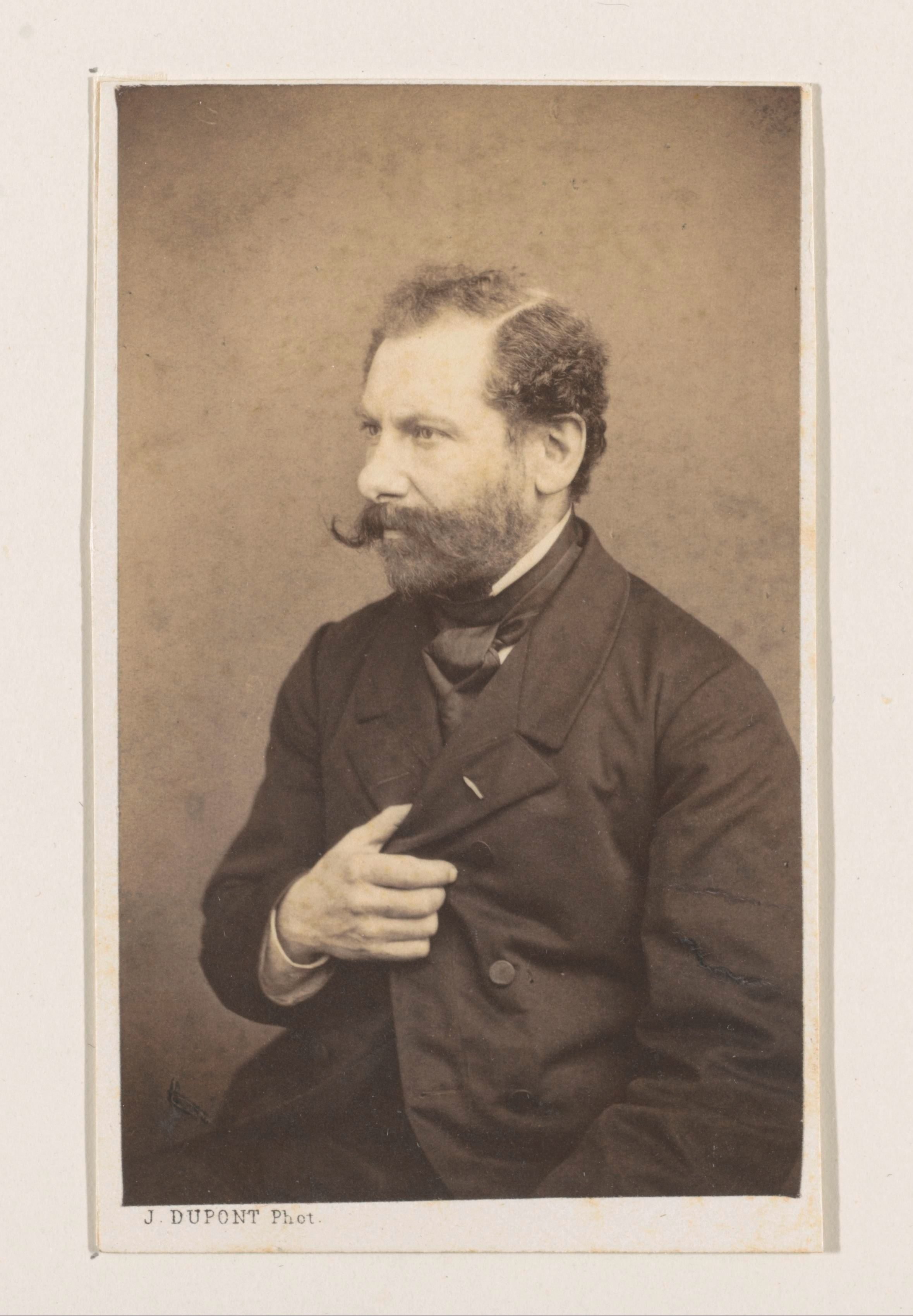 Portret van de beeldhouwer en schilder Joseph Jacques Ducaju, halffiguur