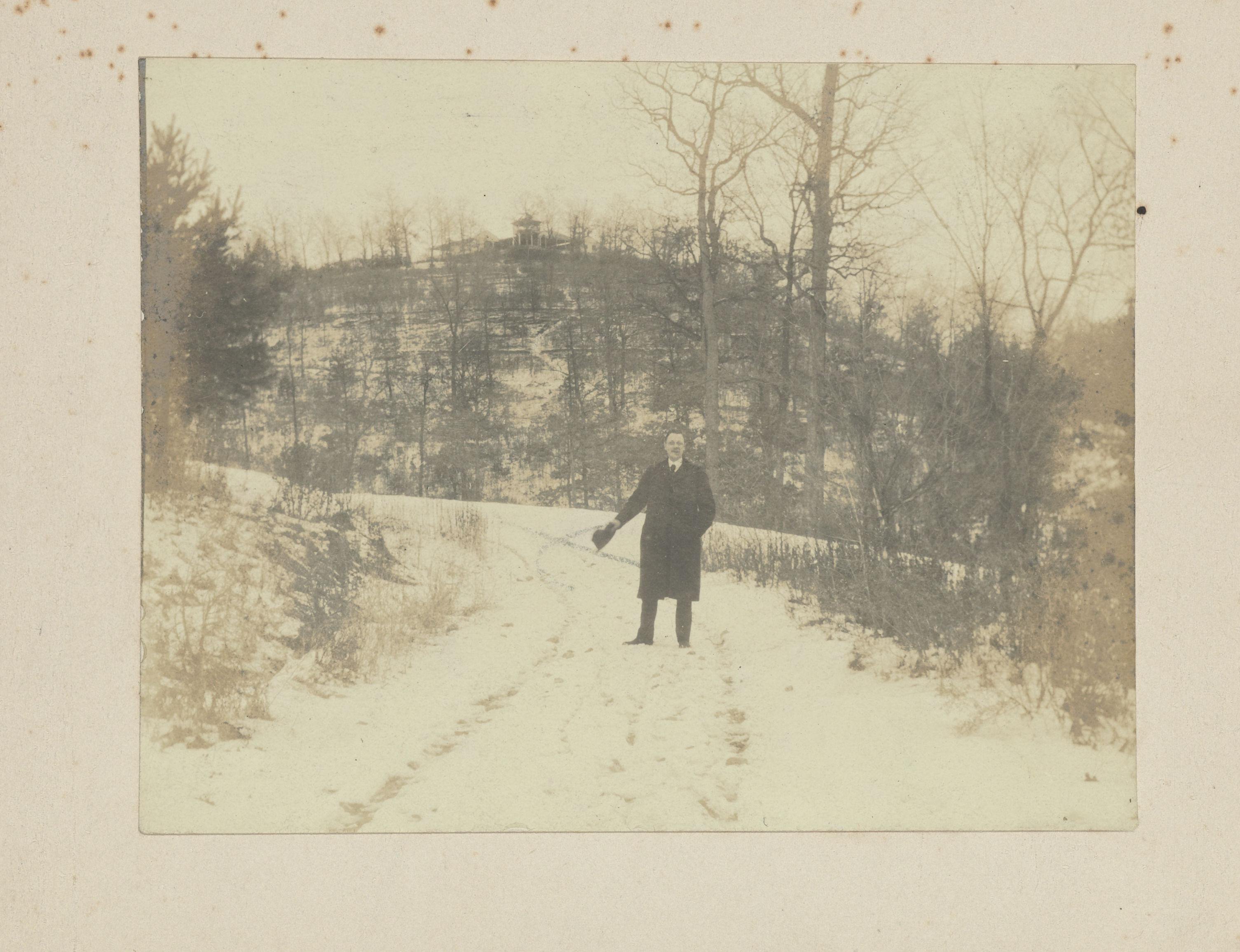 Jan C. Schüller tussen een paar heuvels in de Meramec Highlands tijdens de wereldtentoonstelling in St. Louis (Louisiana Purchase Exposition), 1904