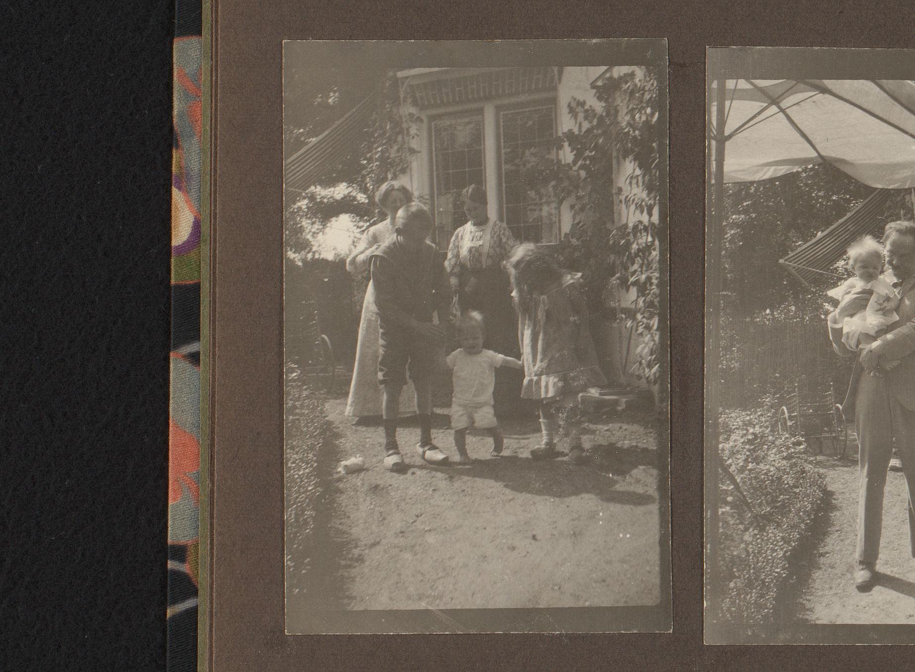 Twee vrouwen en drie kinderen, mogelijk Saar de Swart, Elsa Diepenbrock met dochters Thea en Joanna, staand in de tuin van Villa de Hoeve