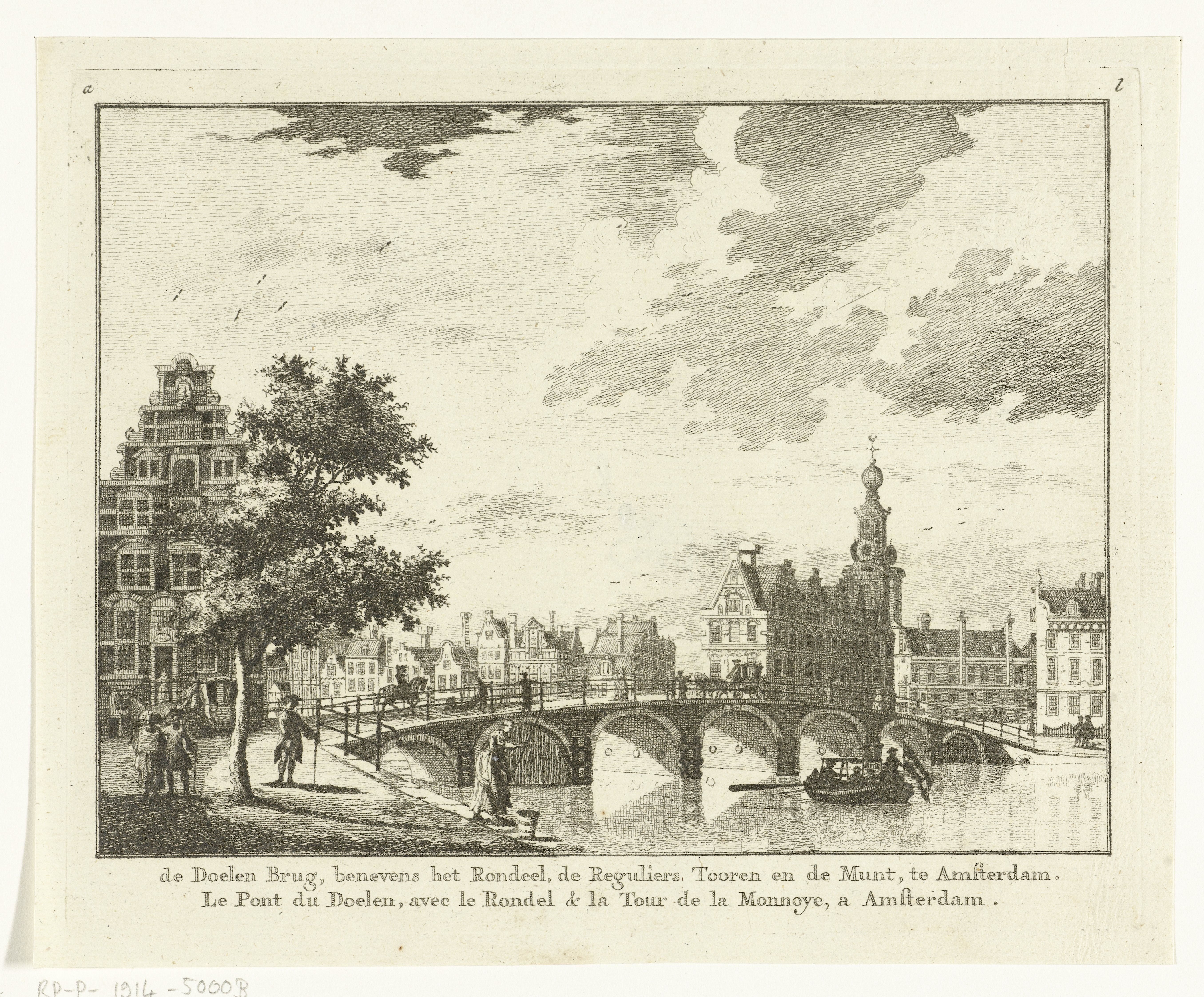 Gezicht op de Doelenbrug in Amsterdam