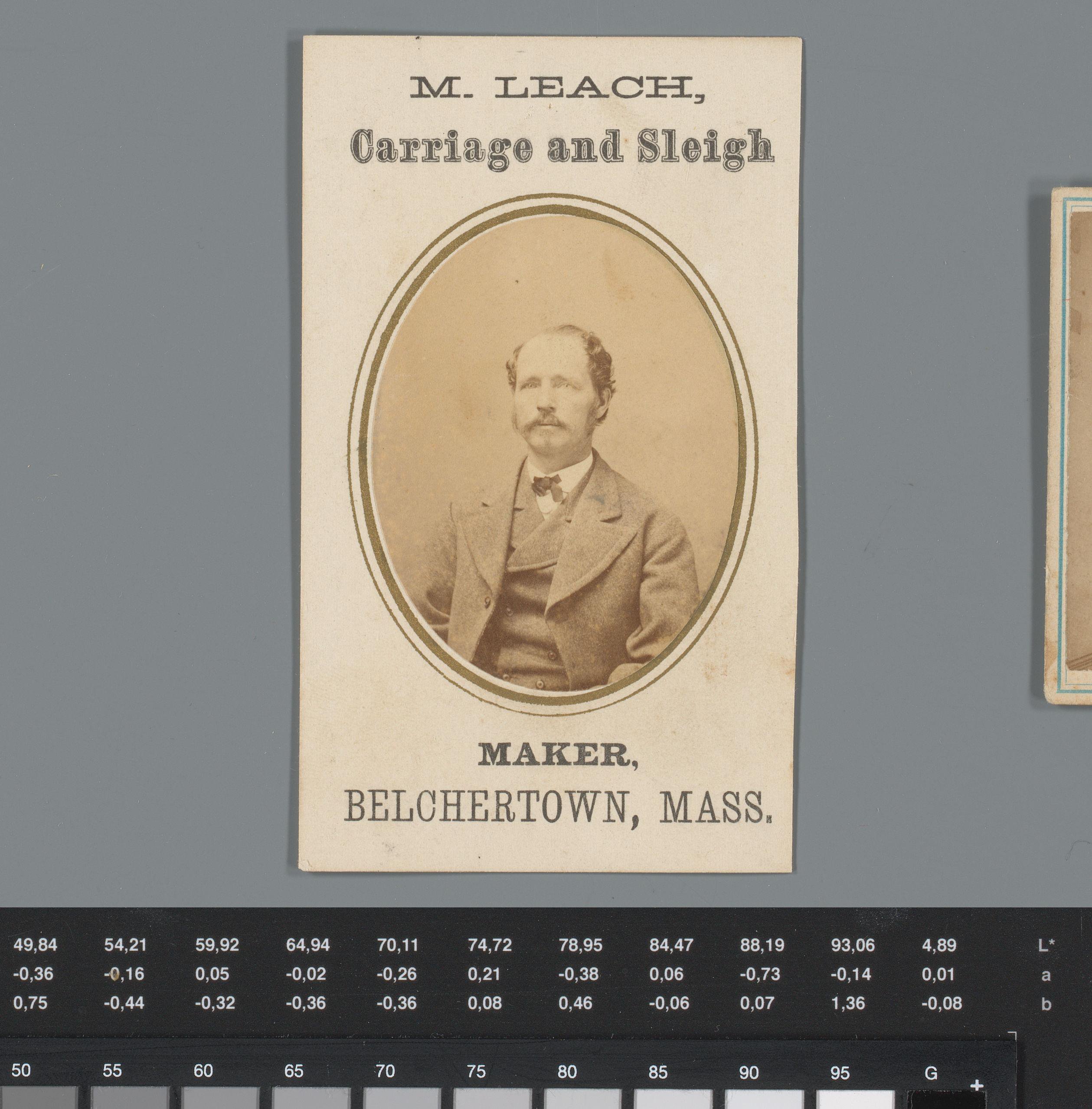 Reclame voor rijtuig- en sleemaker M. Leach met een portret van een de maker