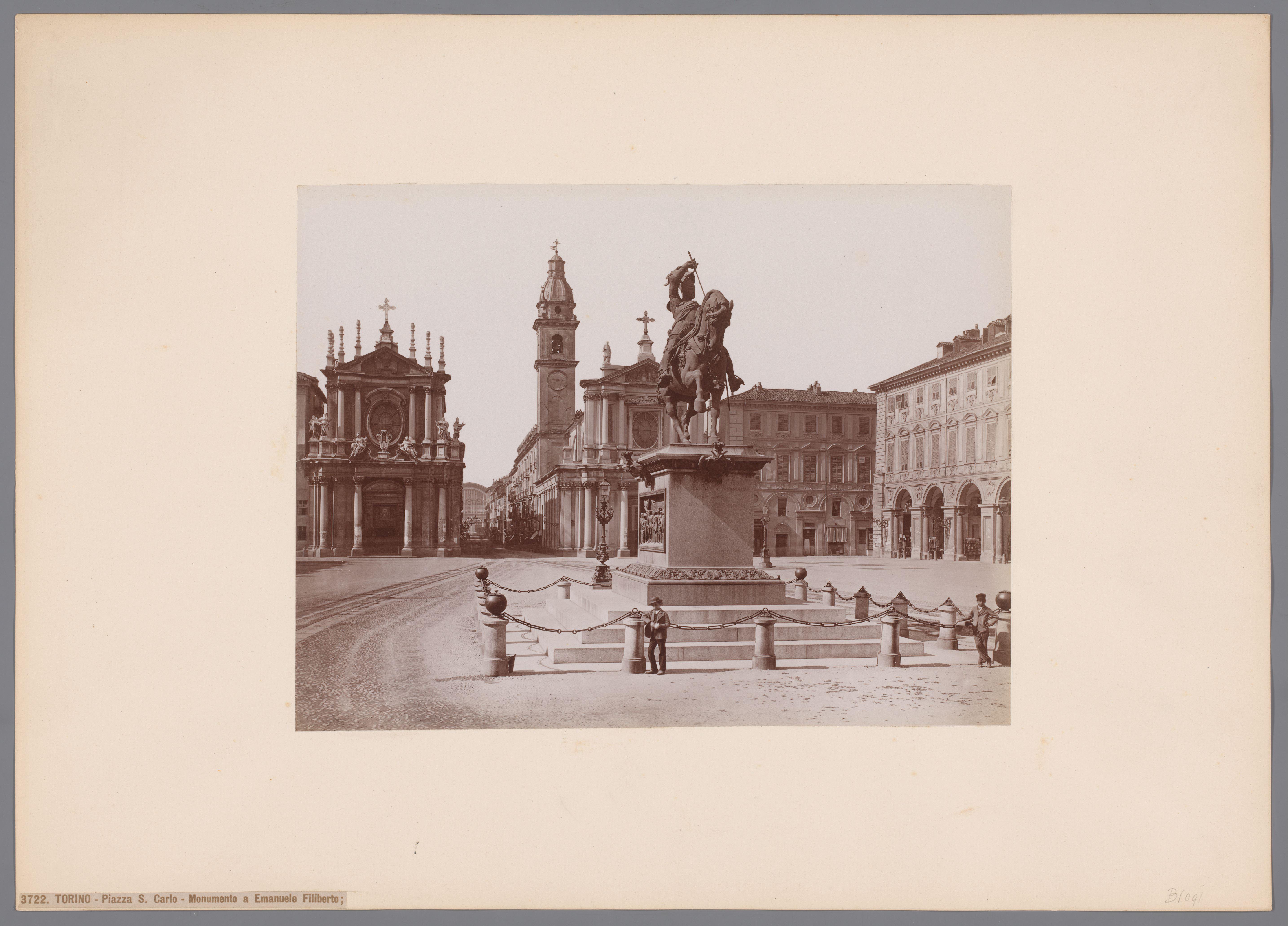 Gezicht op het Piazza San Carlo met ruiterstandbeeld van Emanuele Filiberto te Turijn, Italië