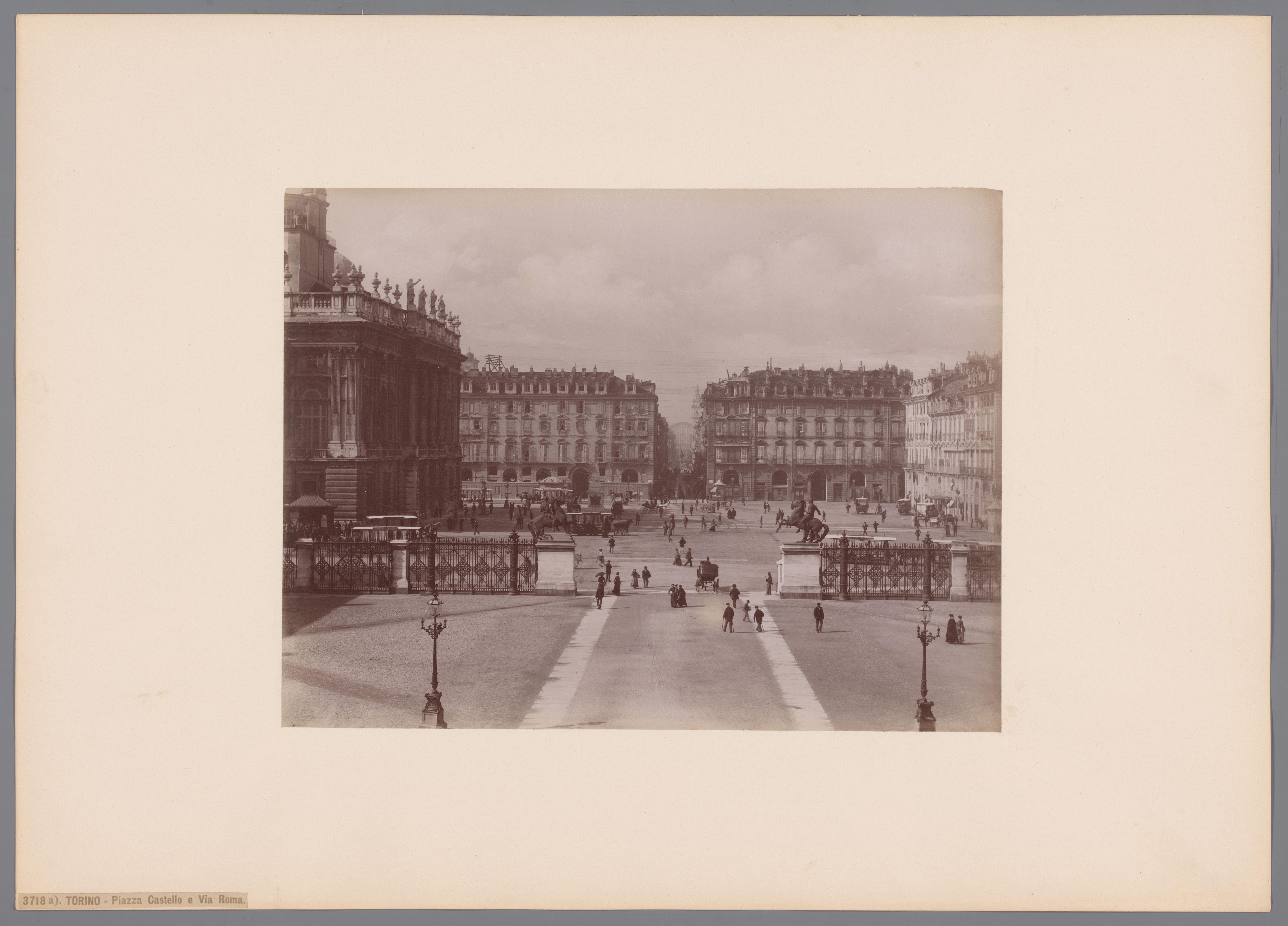 Gezicht op het Piazza Castello te Turijn, Italië
