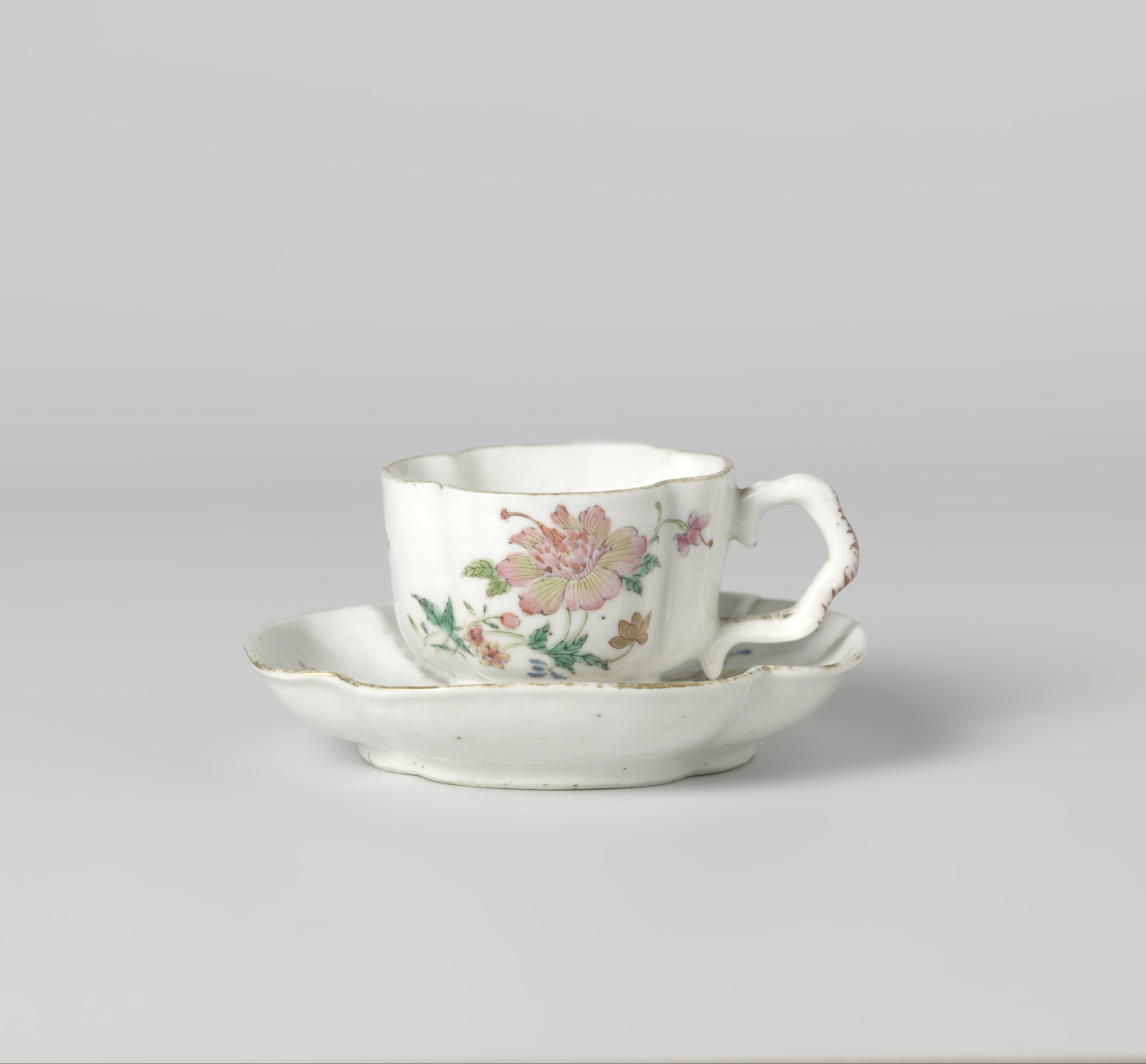 Four-lobed cup with handle with flower sprays and butterflies