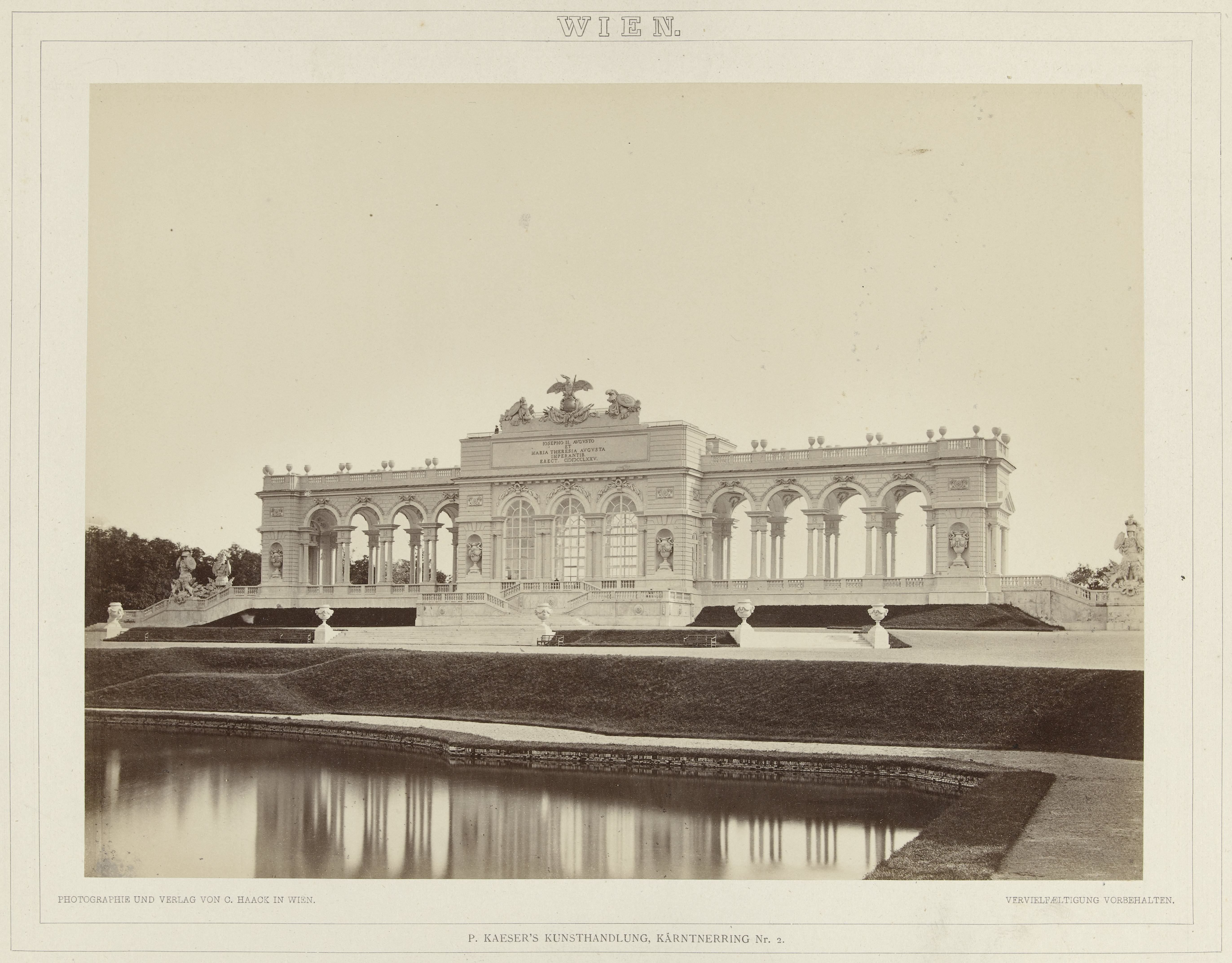 Gezicht op de Gloriette in de tuin van paleis Schönbrunn in Wenen, Oostenrijk