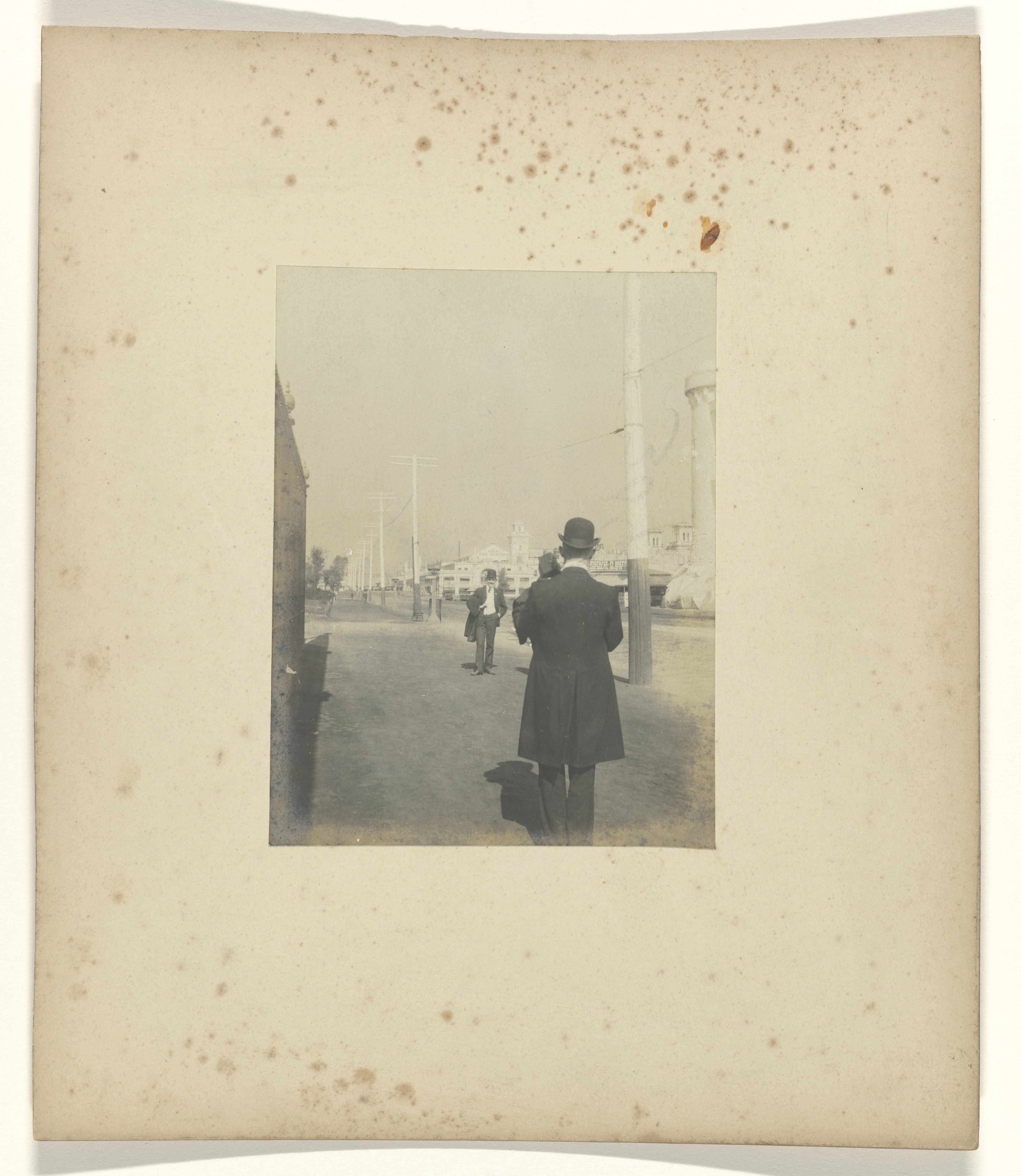 Baekers fotografeert Tony Artz bij de uitgang van de wereldtentoonstelling in St. Louis (Louisiana Purchase Exposition), 1904