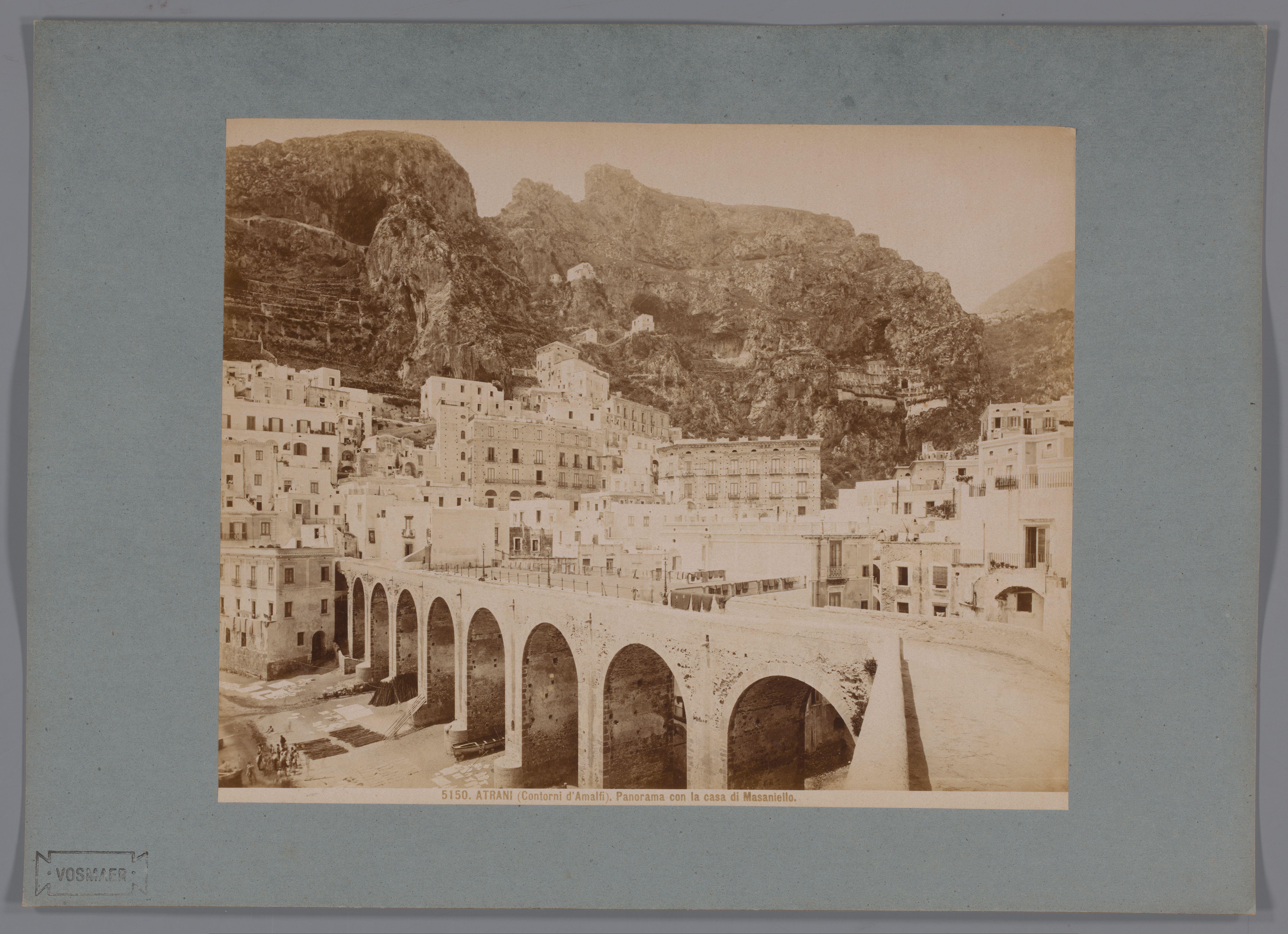 Gezicht op Atrani en het huis van Masaniello