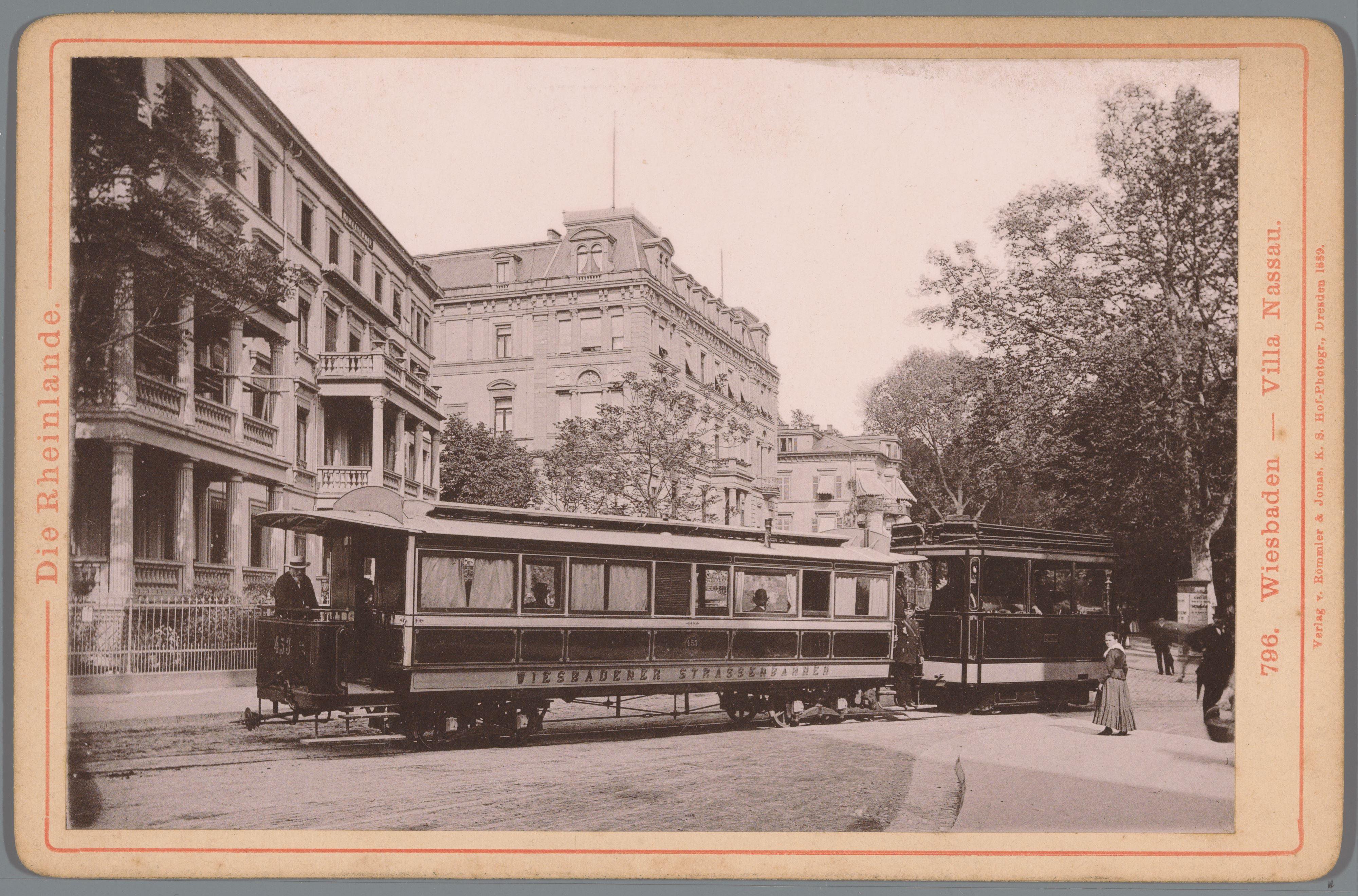 Gezicht op een straat is Wiesbaden met een tram