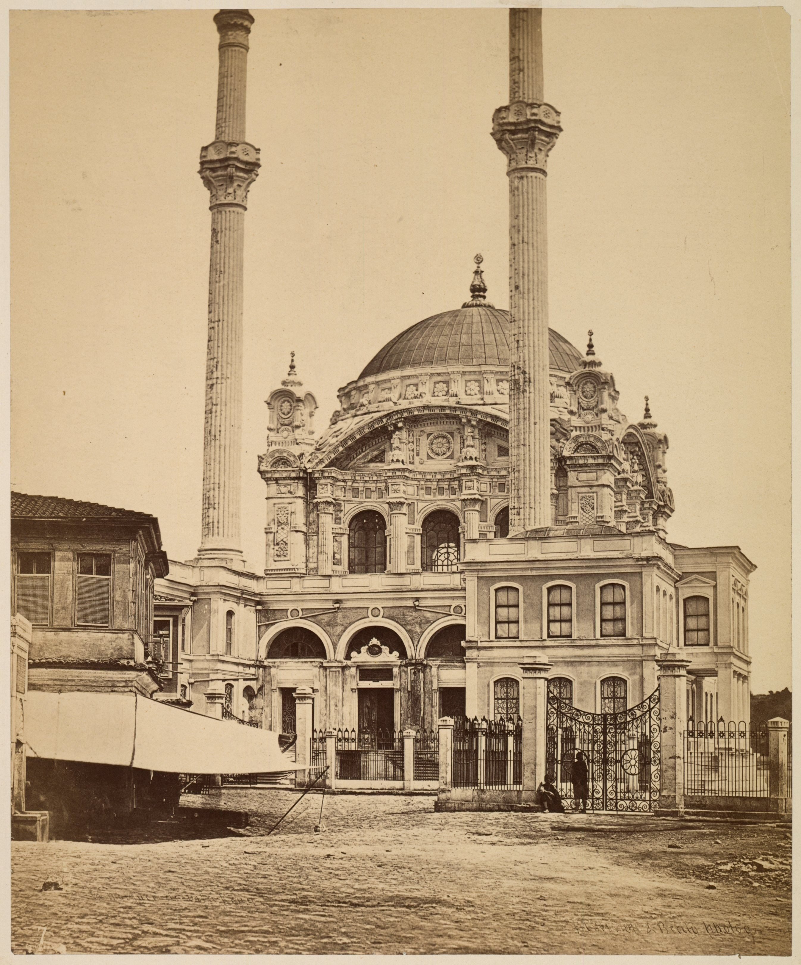 Gezicht op de Ortaköy-moskee in Istanboel