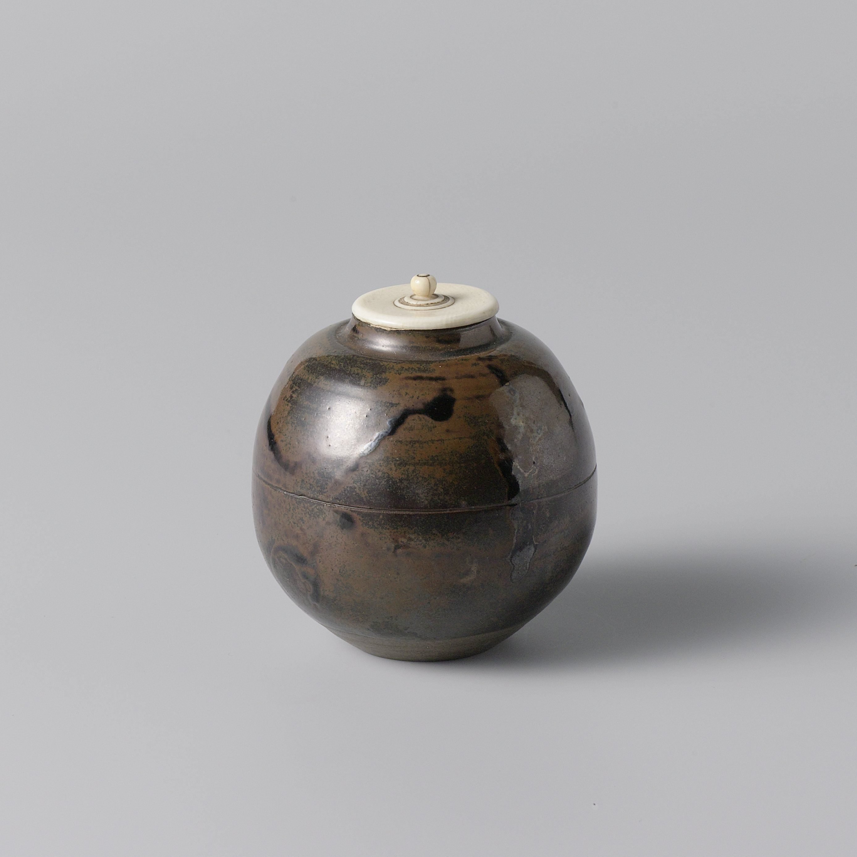 Tea caddy with a goldenbrown glaze