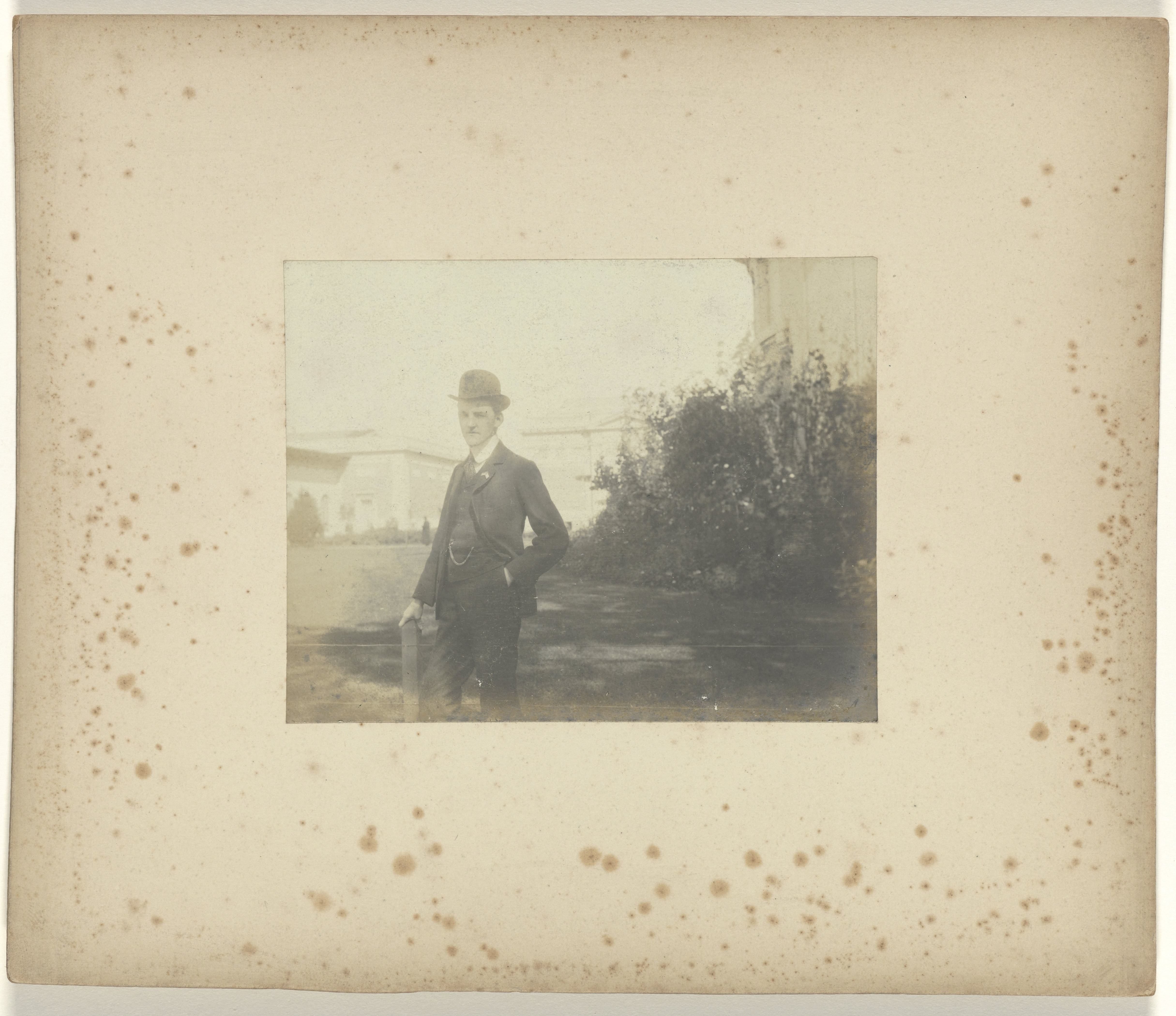Tony Artz achter The Art Building op het terrein van de wereldtentoonstelling in St. Louis (Louisiana Purchase Exposition), 1904