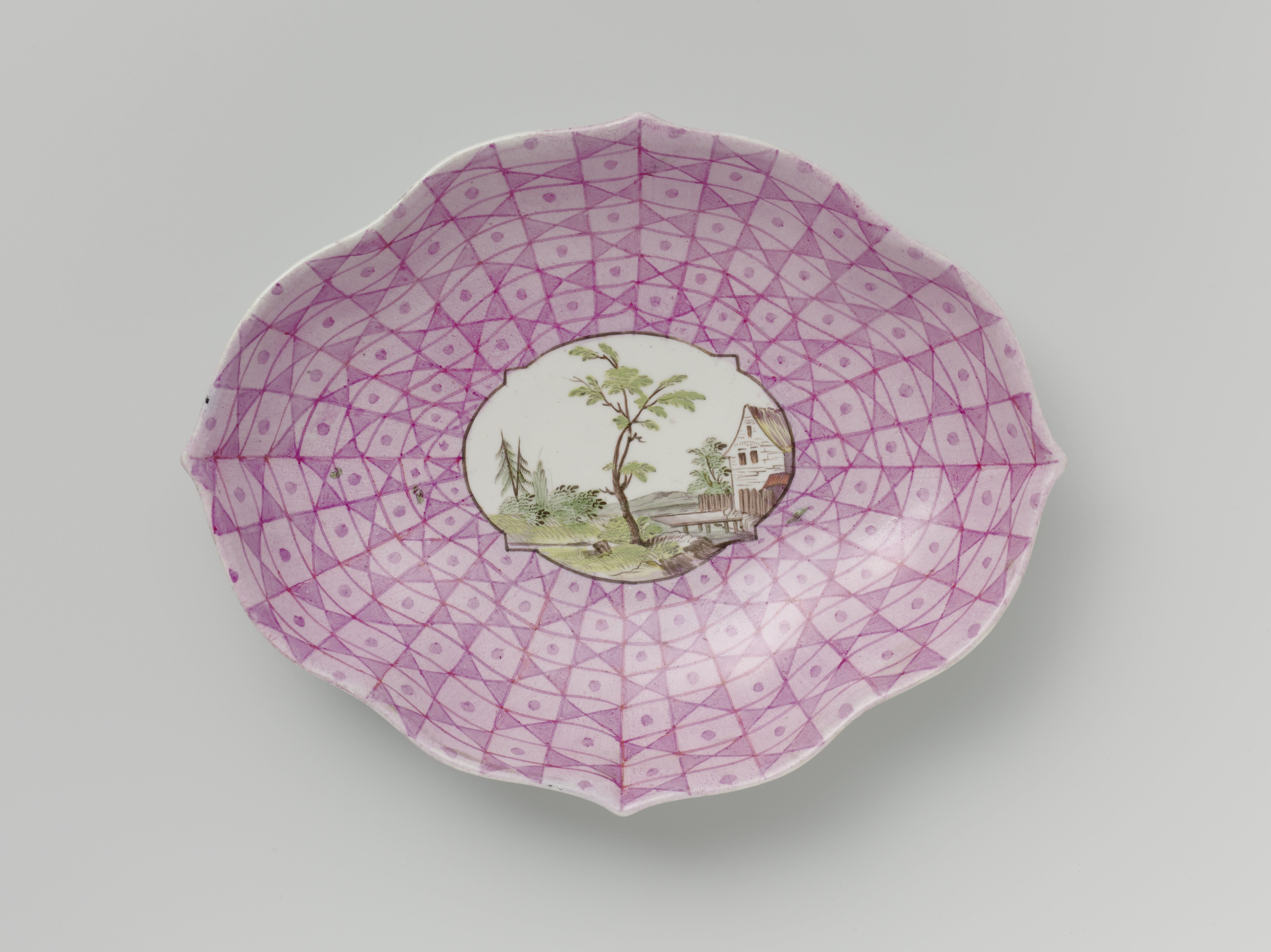 Pattipan met een veelkleurig landschap in een medaillon uitgespaard in een geometrisch patroon