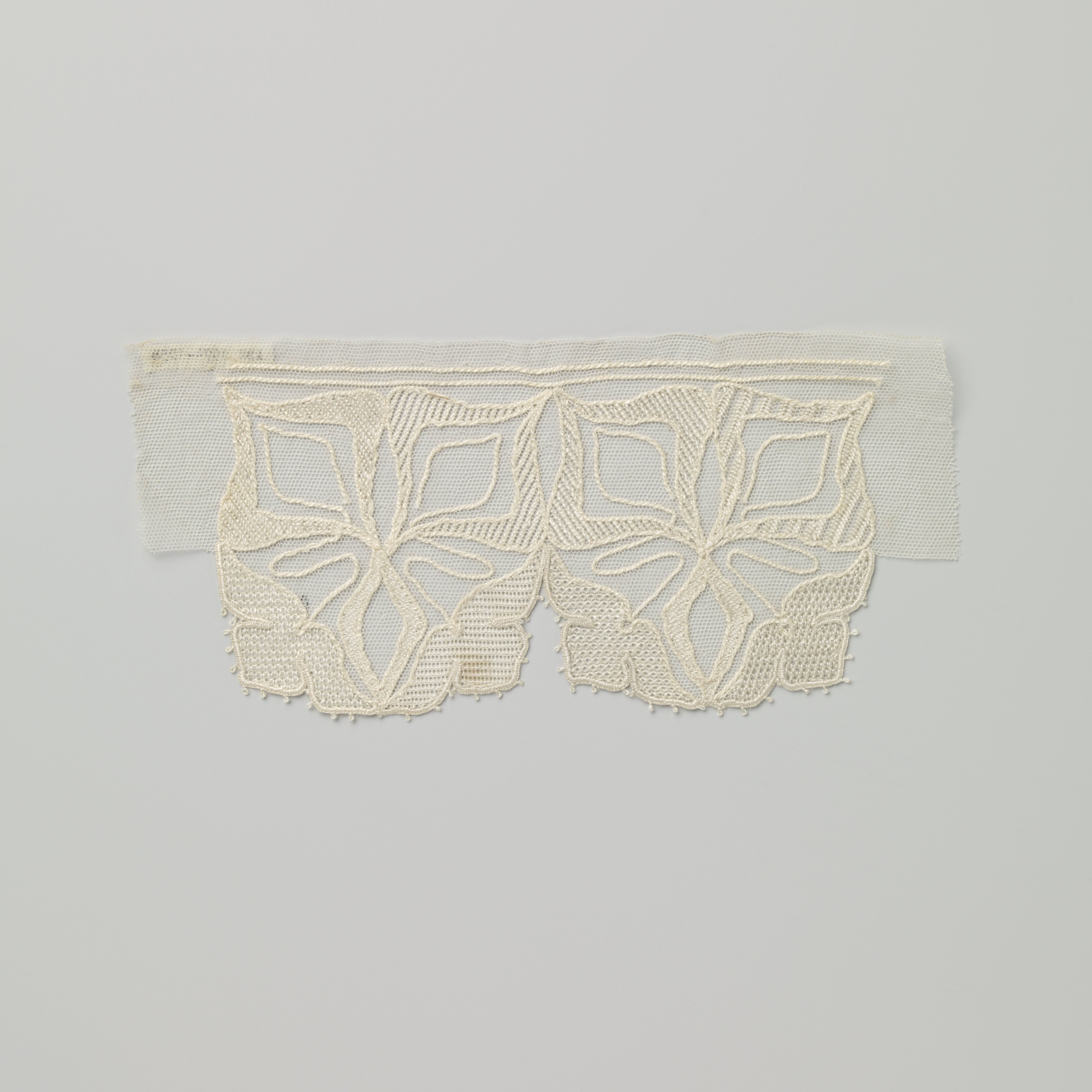 Wit handwerk met Jugendstilmotief