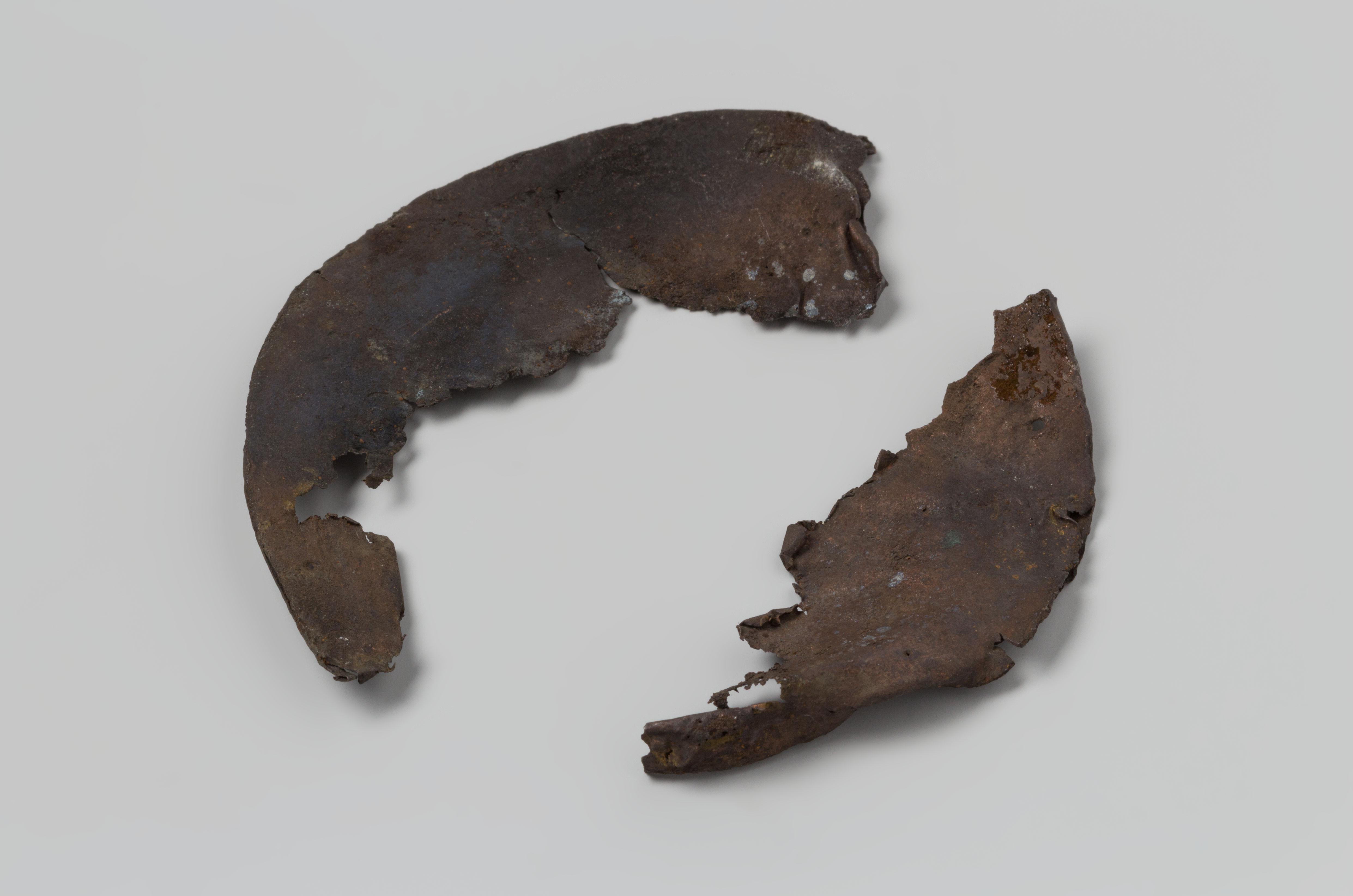 Fragment afneembaar deksel van een verpakking uit het wrak van de Oost-Indiëvaarder Hollandia