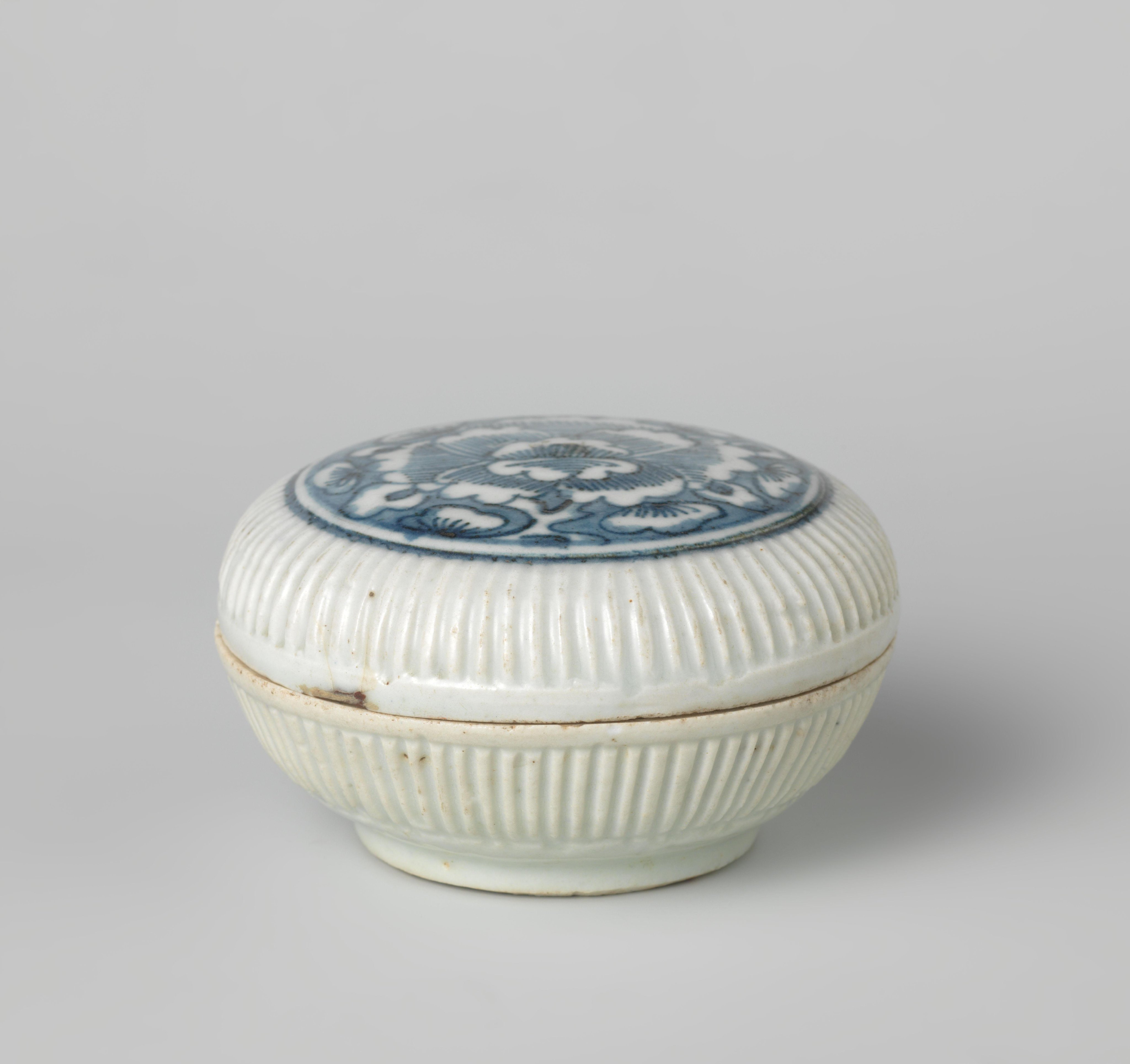 Round box with ribbed sides and a flower in the cover