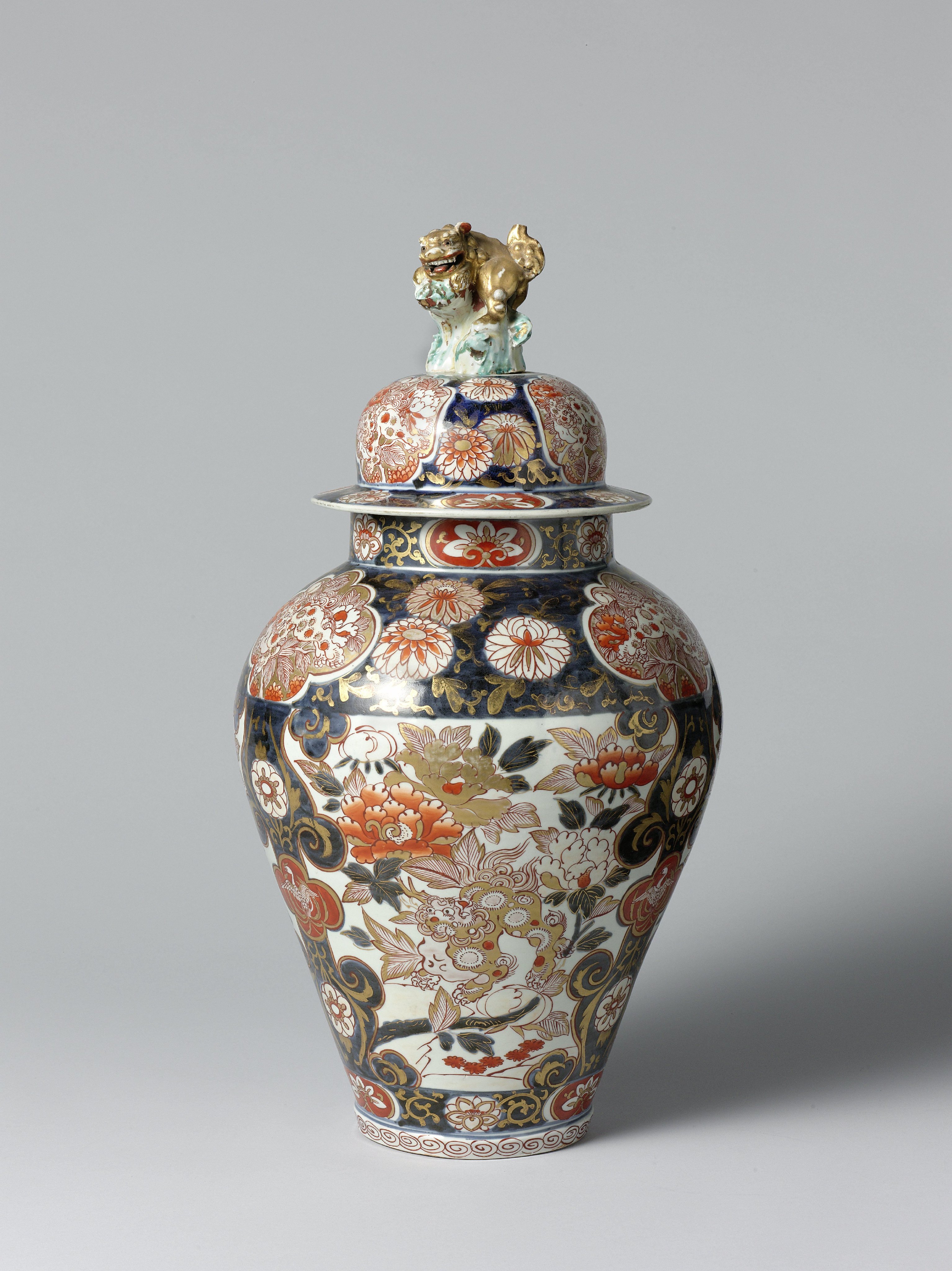 Covered jar with shishi, hoo-birds, flowering plants and floral scrolls