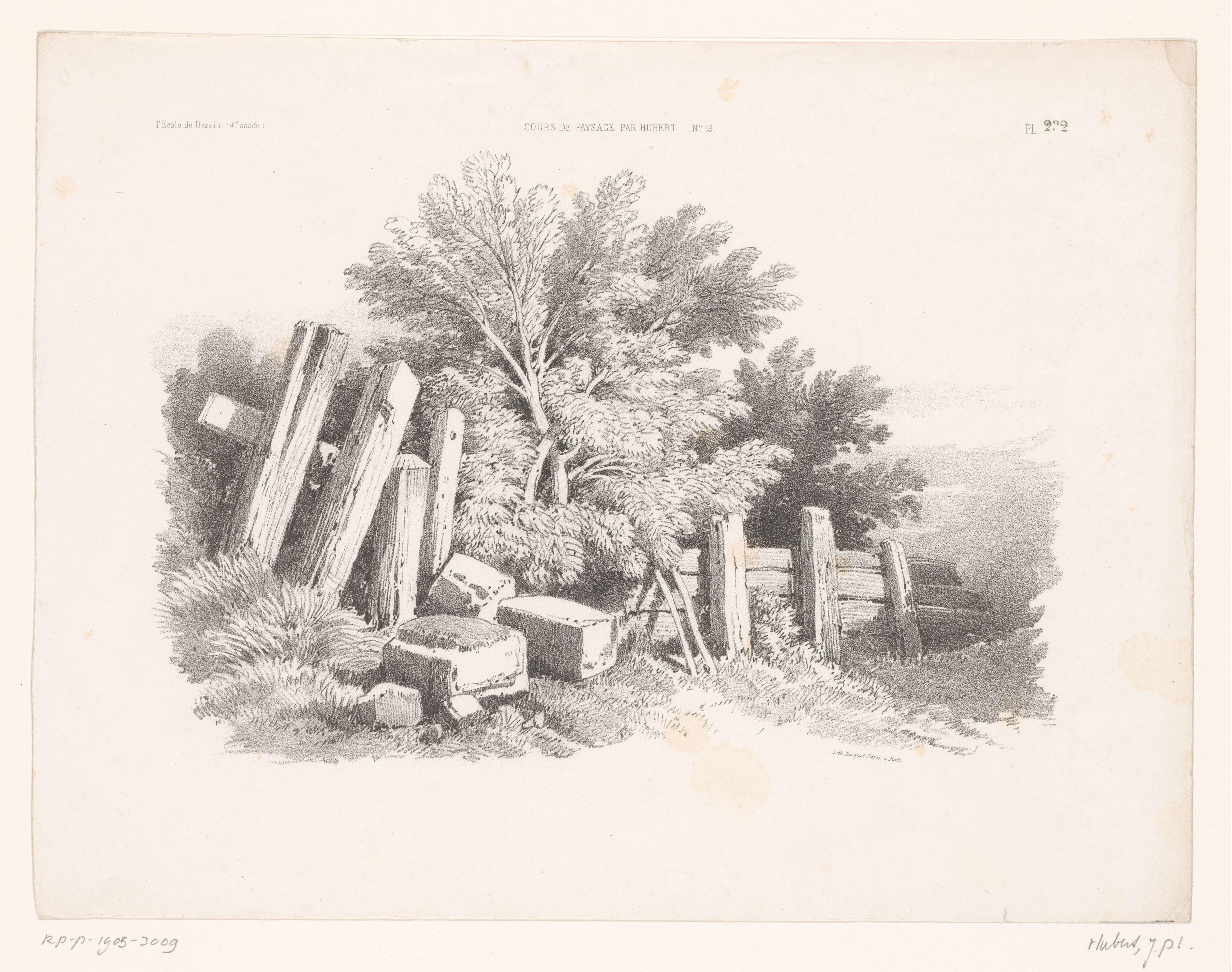 Heuvellandschap met bomen, hek en losse stenen
