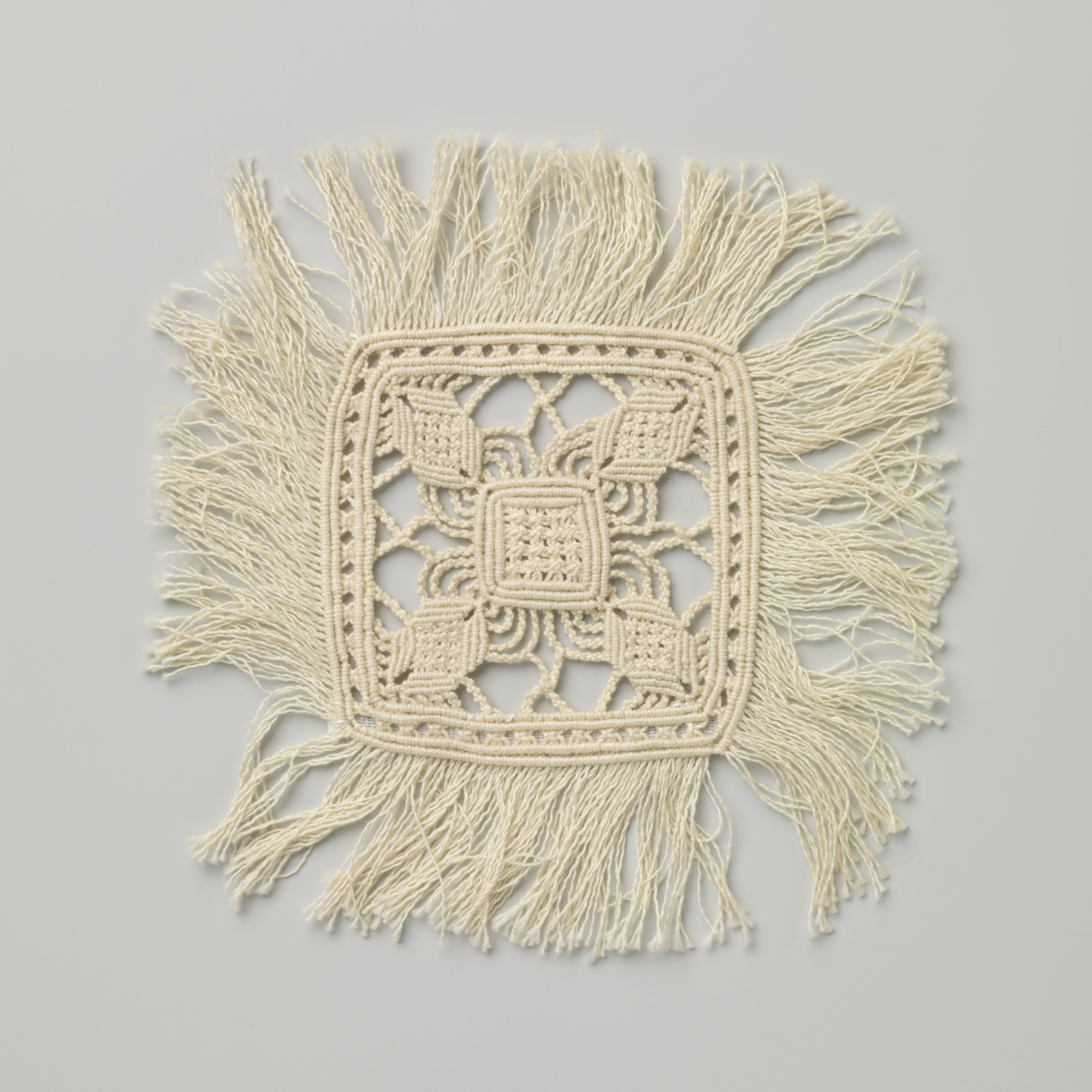 Wit handwerk in macramé