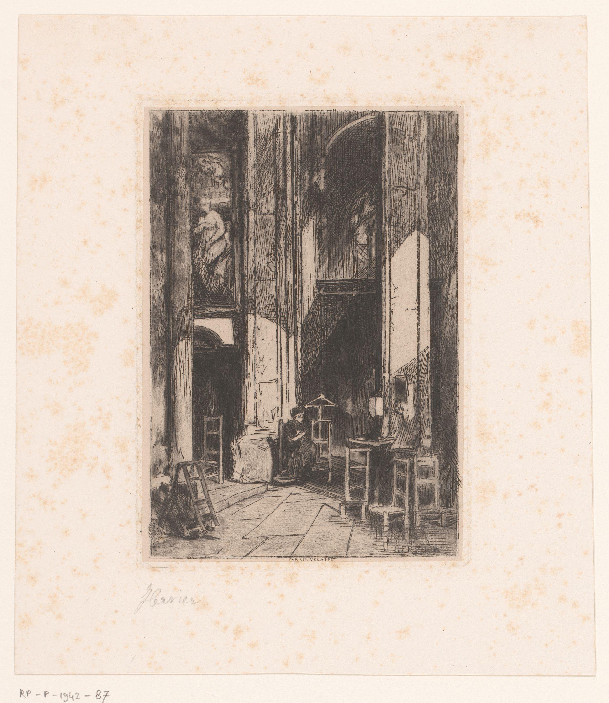 Kerkinterieur met een vrouw op een stoel