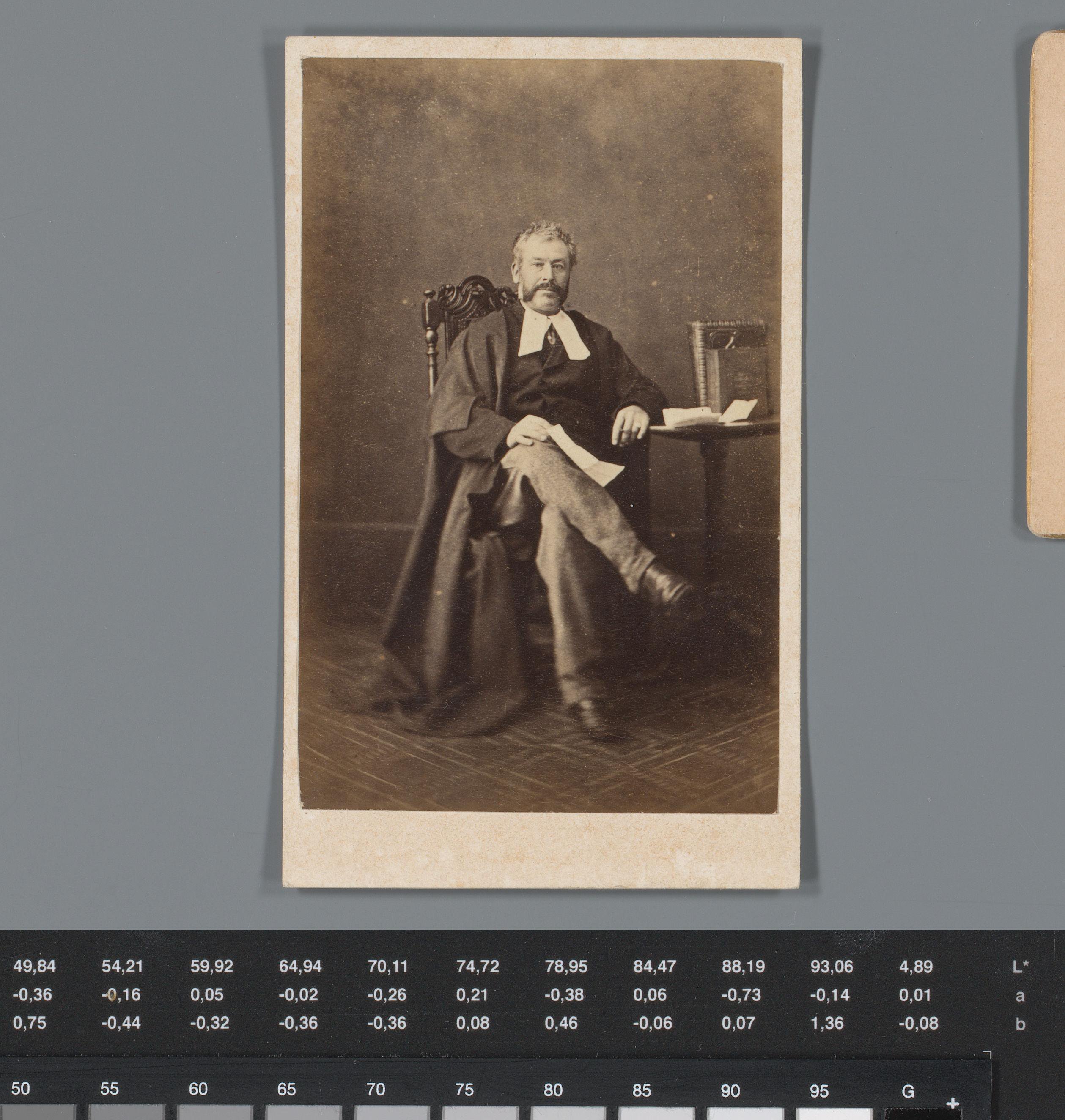 Visitekaart van advocaat Mr. W.F. Pratt, werkzaam te Wootton Bassett, met foto van onbekende man (waarschijnlijk W.F. Pratt)