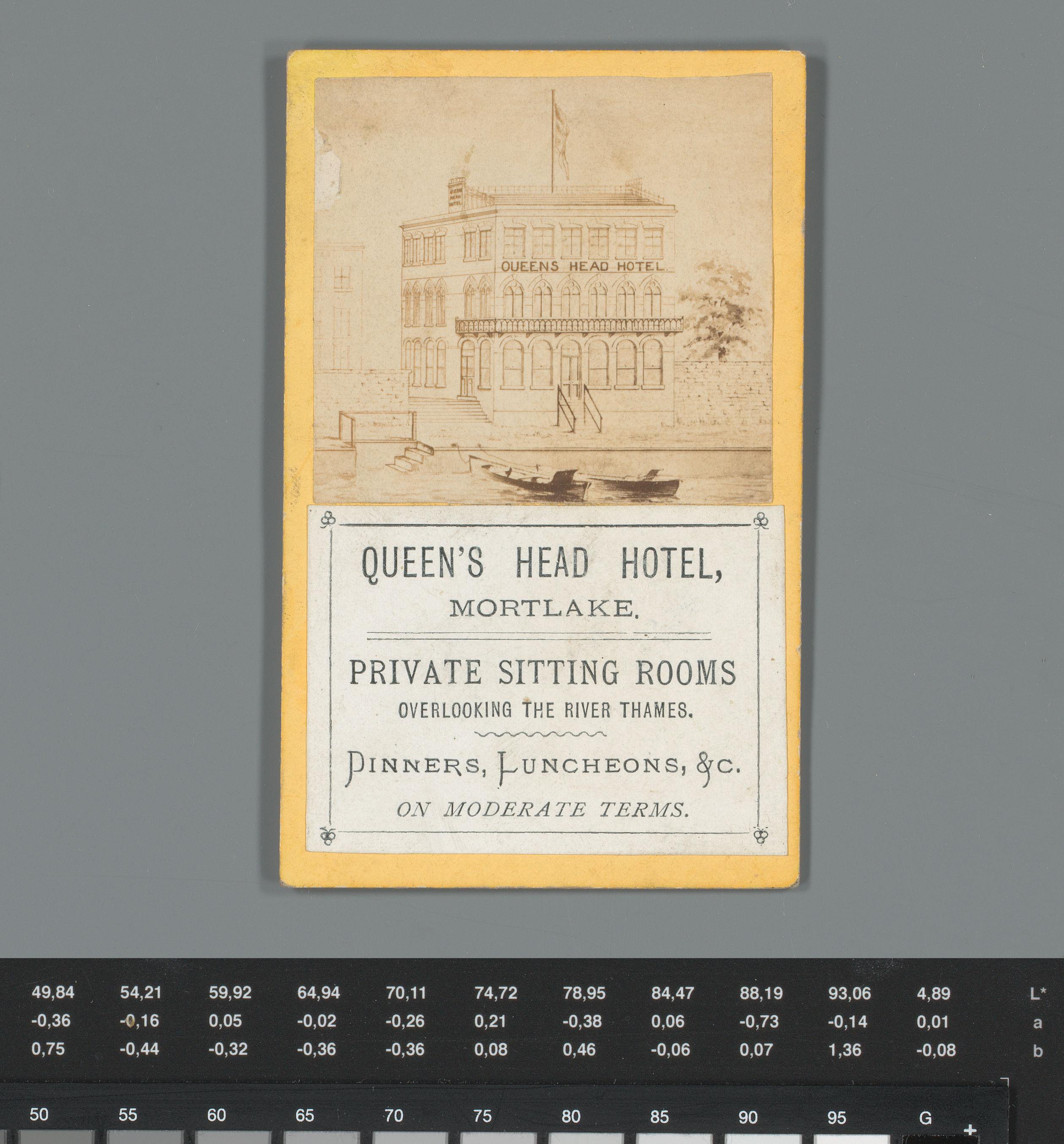 Reclame voor het Queen's Head Hotel in Mortlake, Engeland, met fotoreproductie van een prent van het hotel