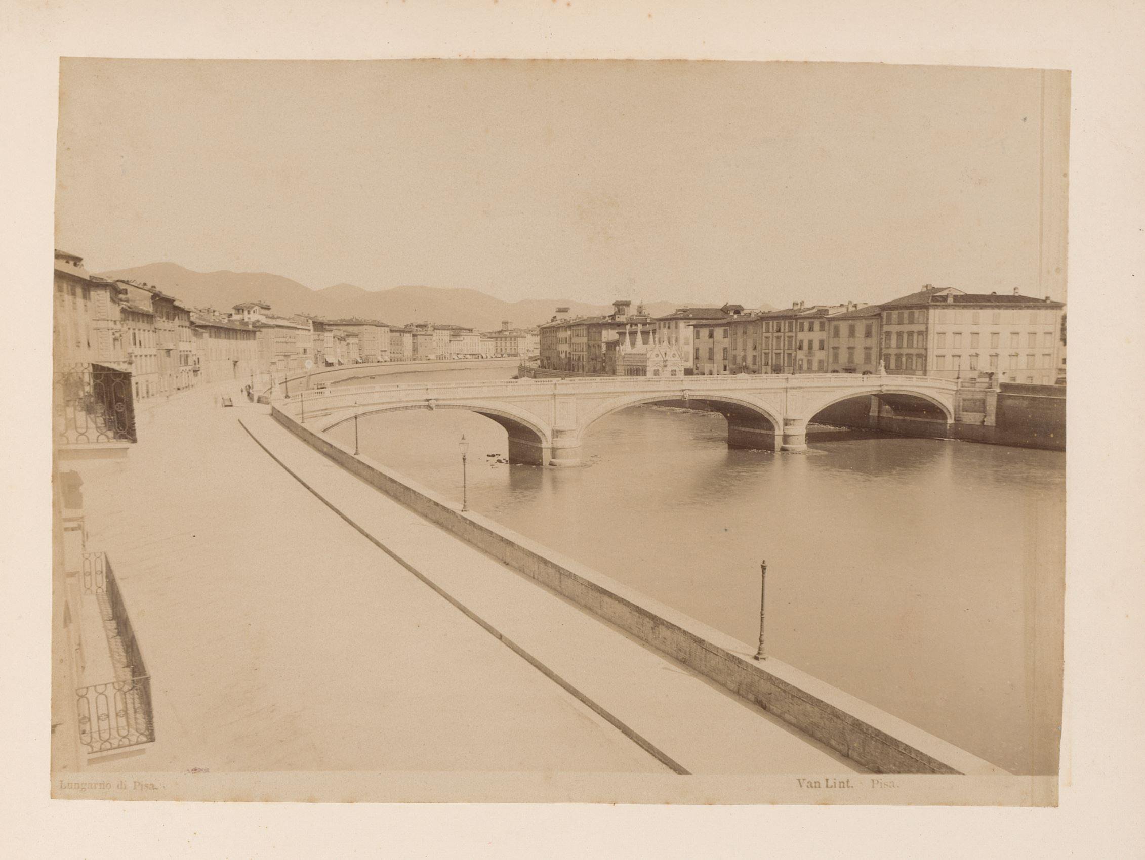 Gezicht op de kade langs de Arno in Pisa, Italië