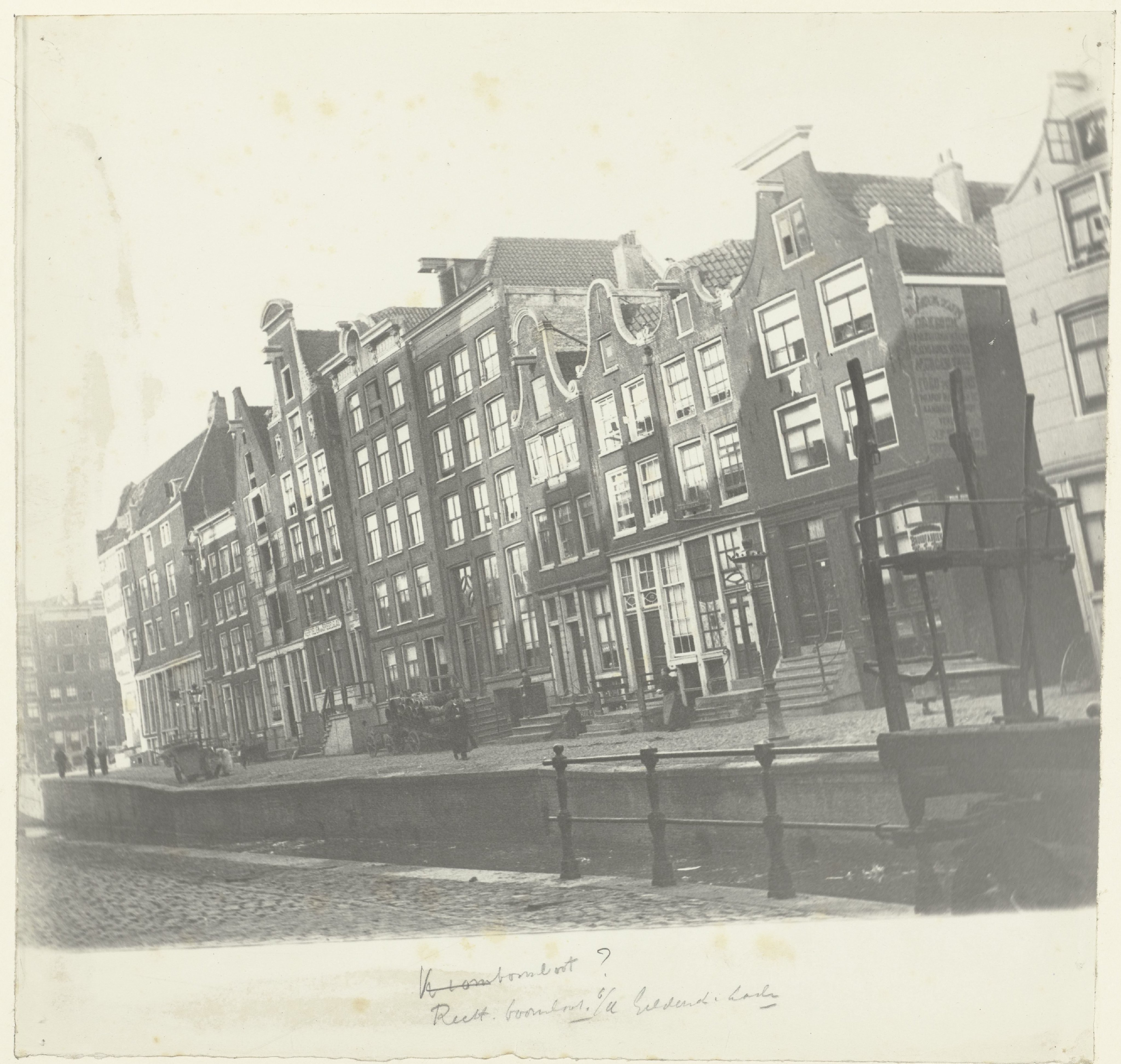 Gezicht op de Rechtboomsloot bij de Geldersekade in Amsterdam