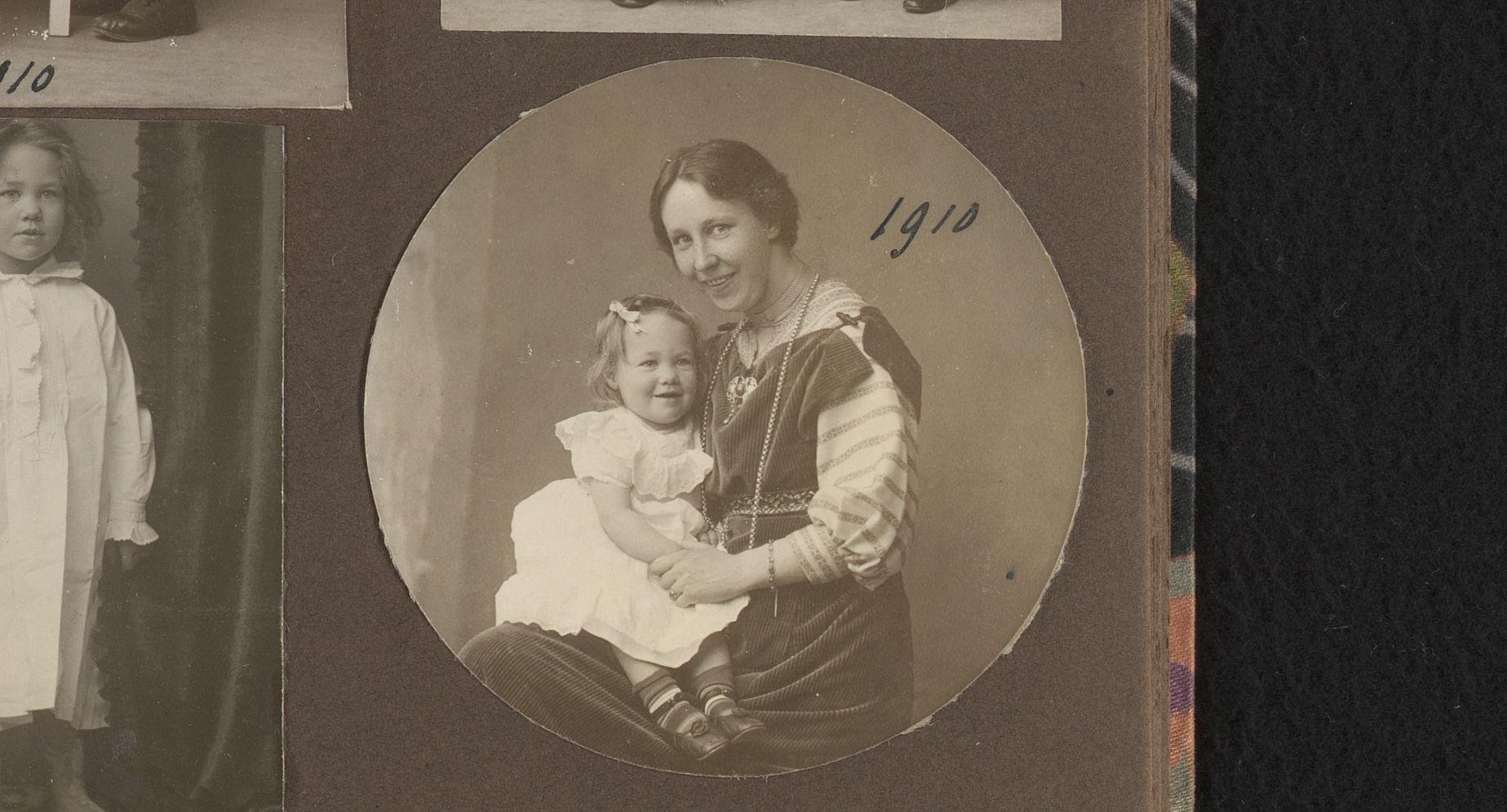 Portret van Elsa Diepenbrock met haar dochter Thea op schoot