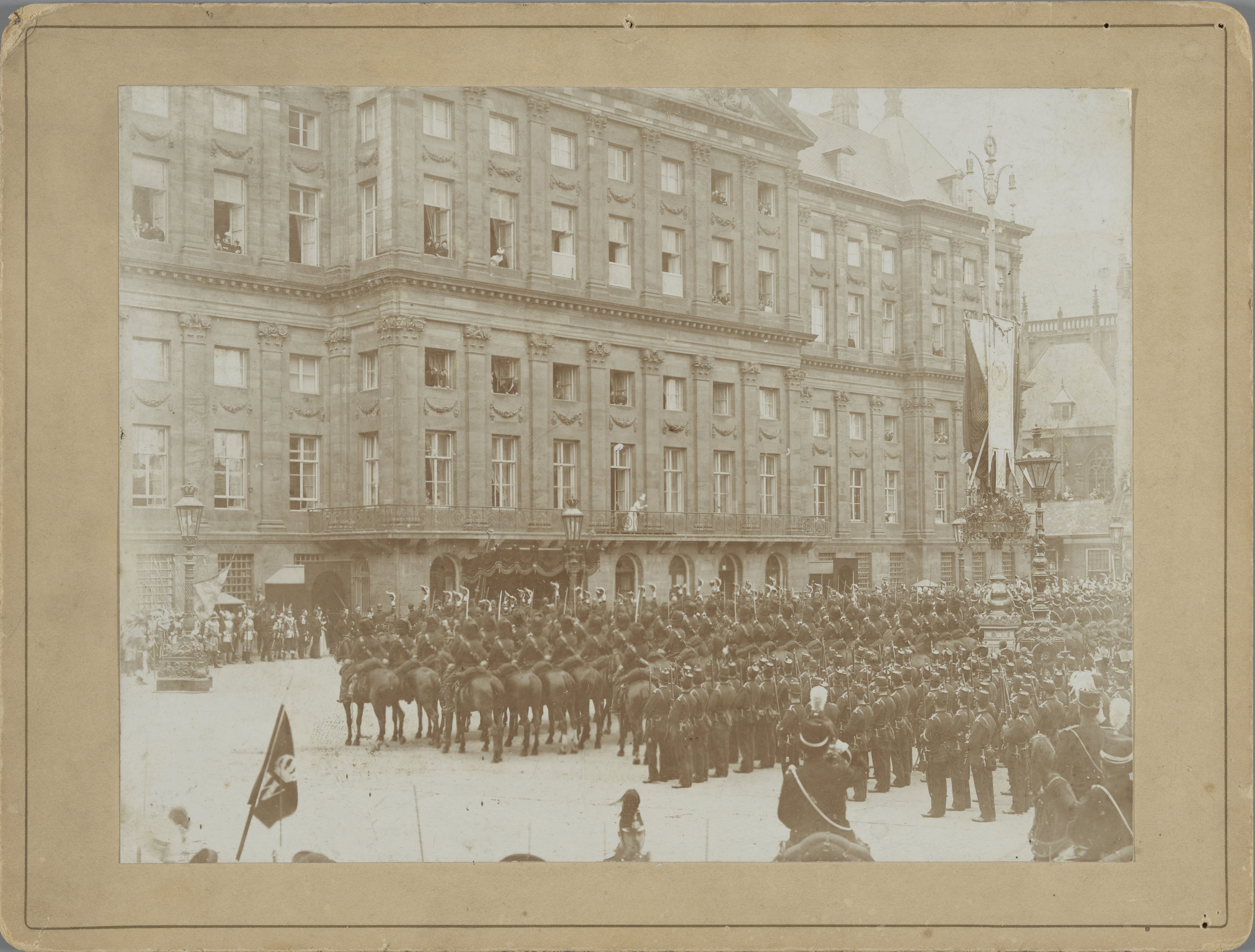 Troepen op de Dam te Amsterdam ter gelegenheid van de inhuldiging van koningin Wilhelmina, 1898
