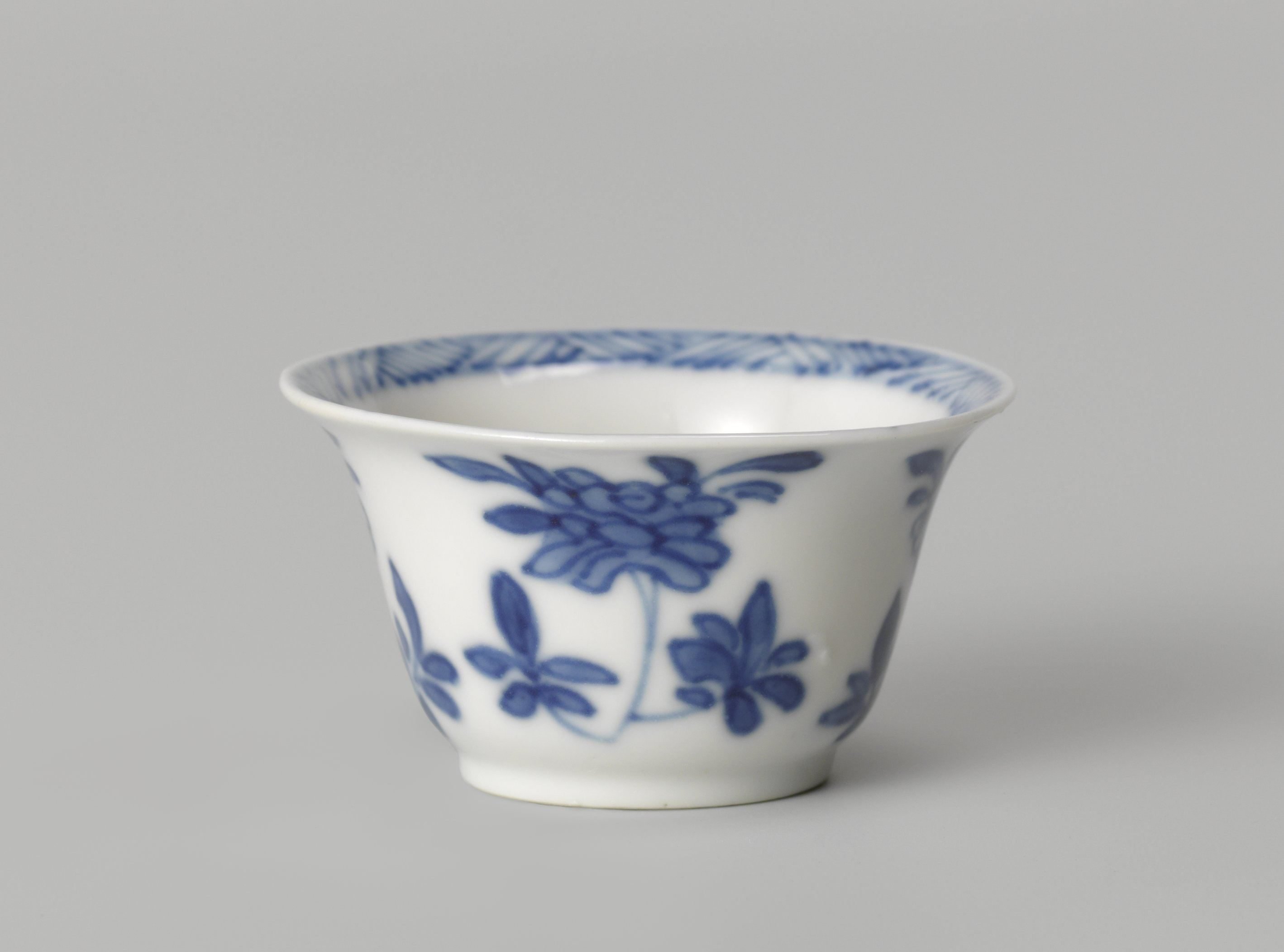 Bell-shaped cup with flower sprays