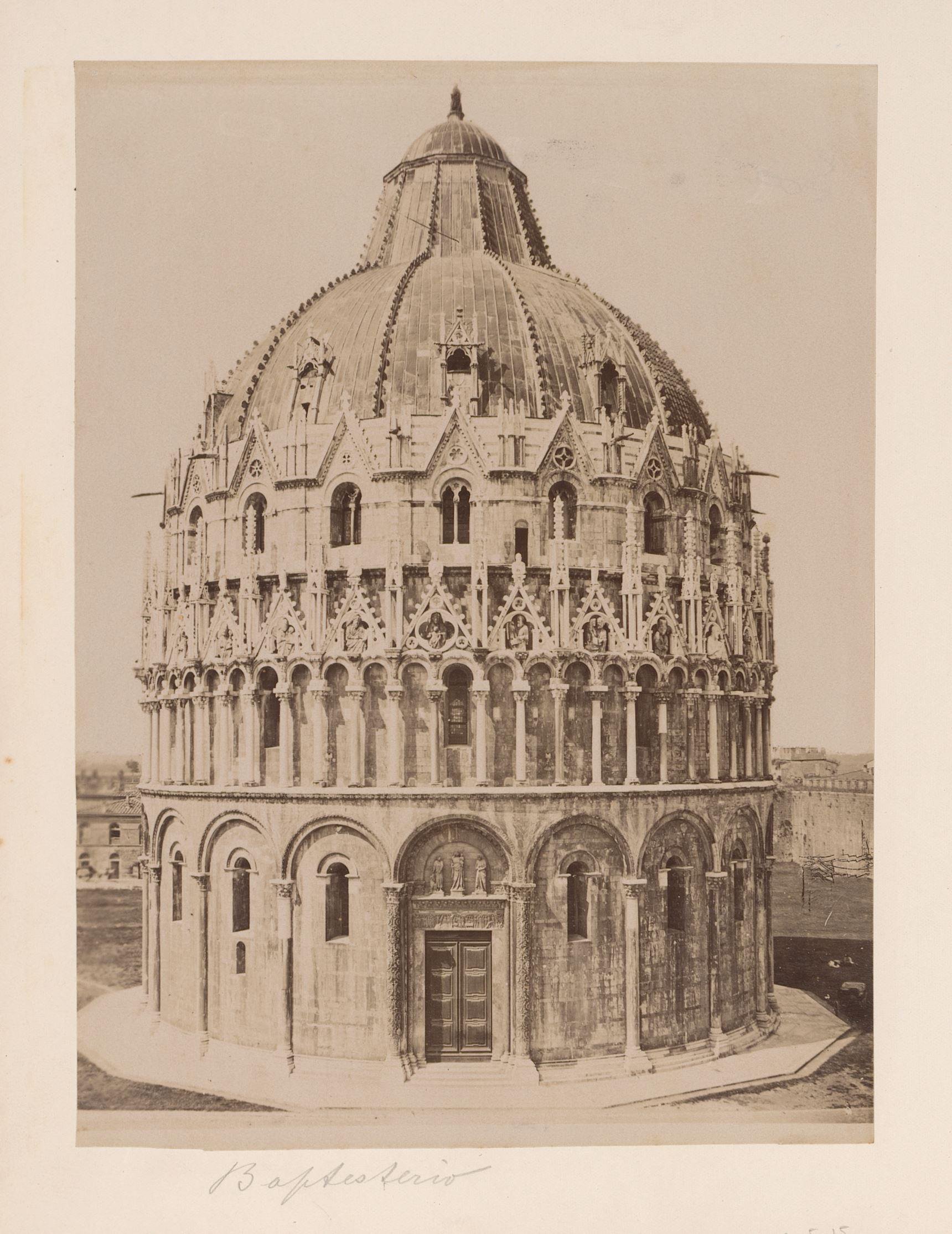 Gezicht op het Baptisterium te Pisa, Italië