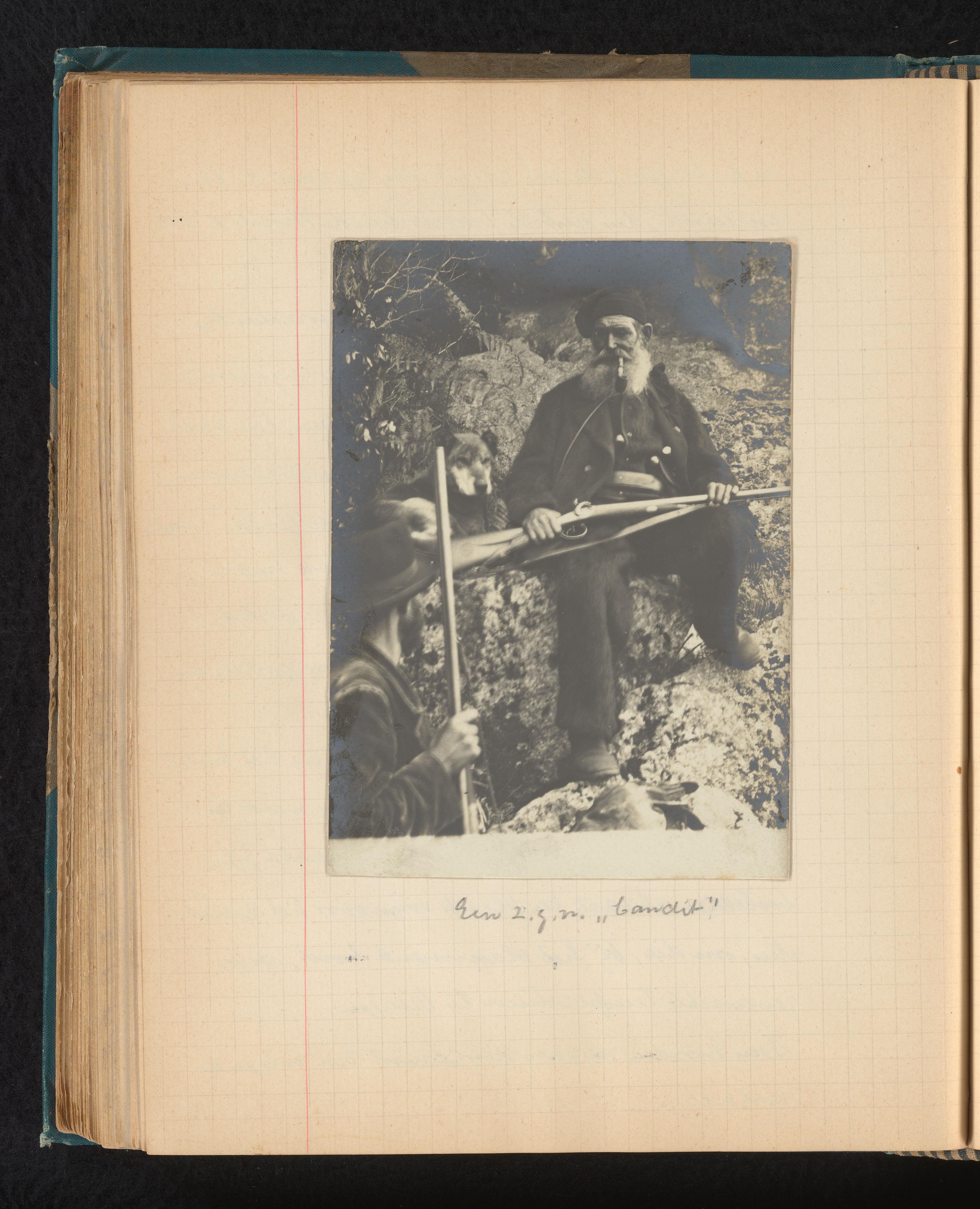 Beruchte bandiet Francois Antoine Bonelli, of Antoine Bellascosia, en een onbekende man met geweren op een rotswand
