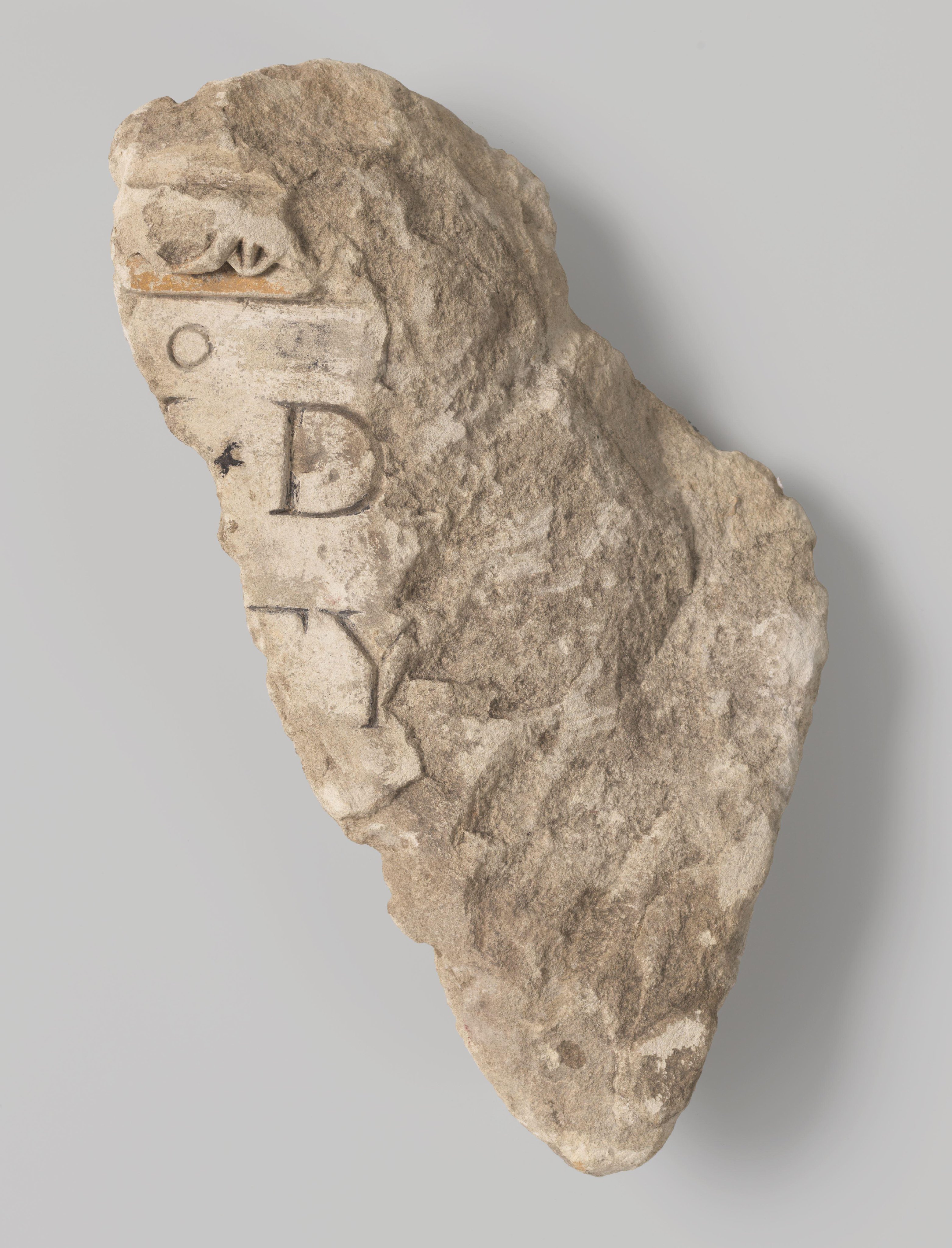 Epitaaf of memorietafel, opgegraven te Utrecht bij het oude Minderbroederklooster (fragment)