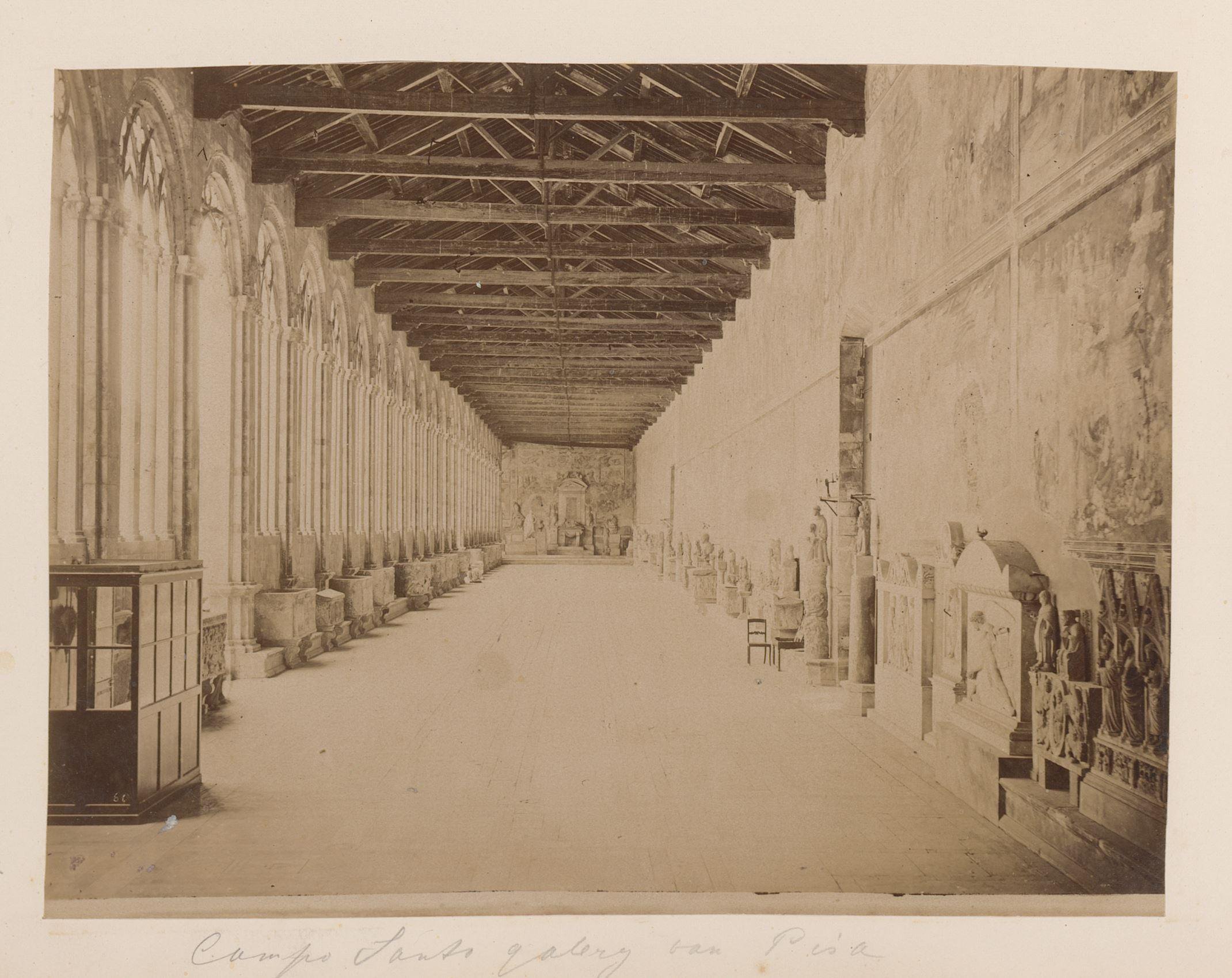 Interieur van een galerij van het Camposanto te Pisa, Italië