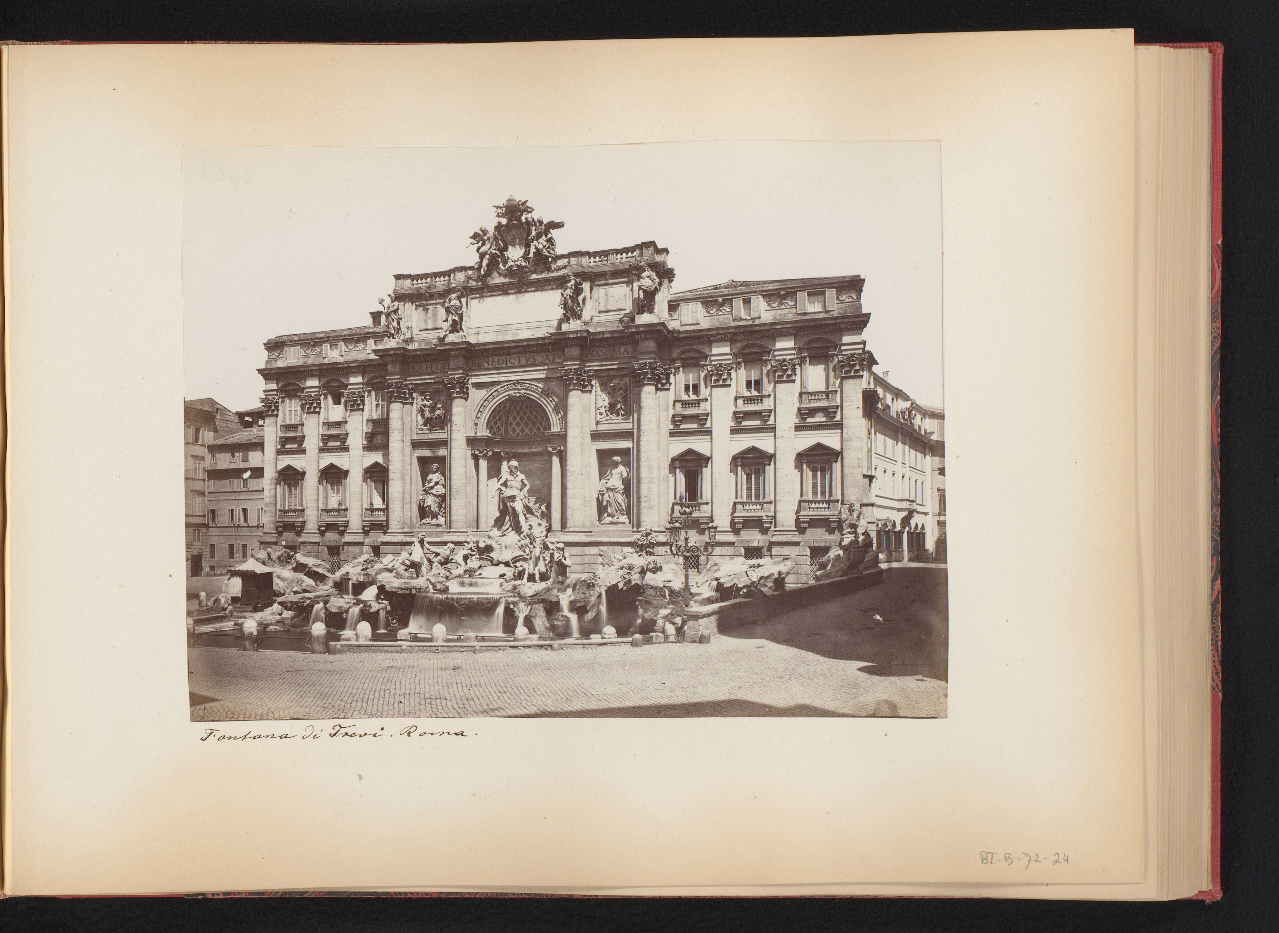 Gezicht op de Trevifontein te Rome, Italië
