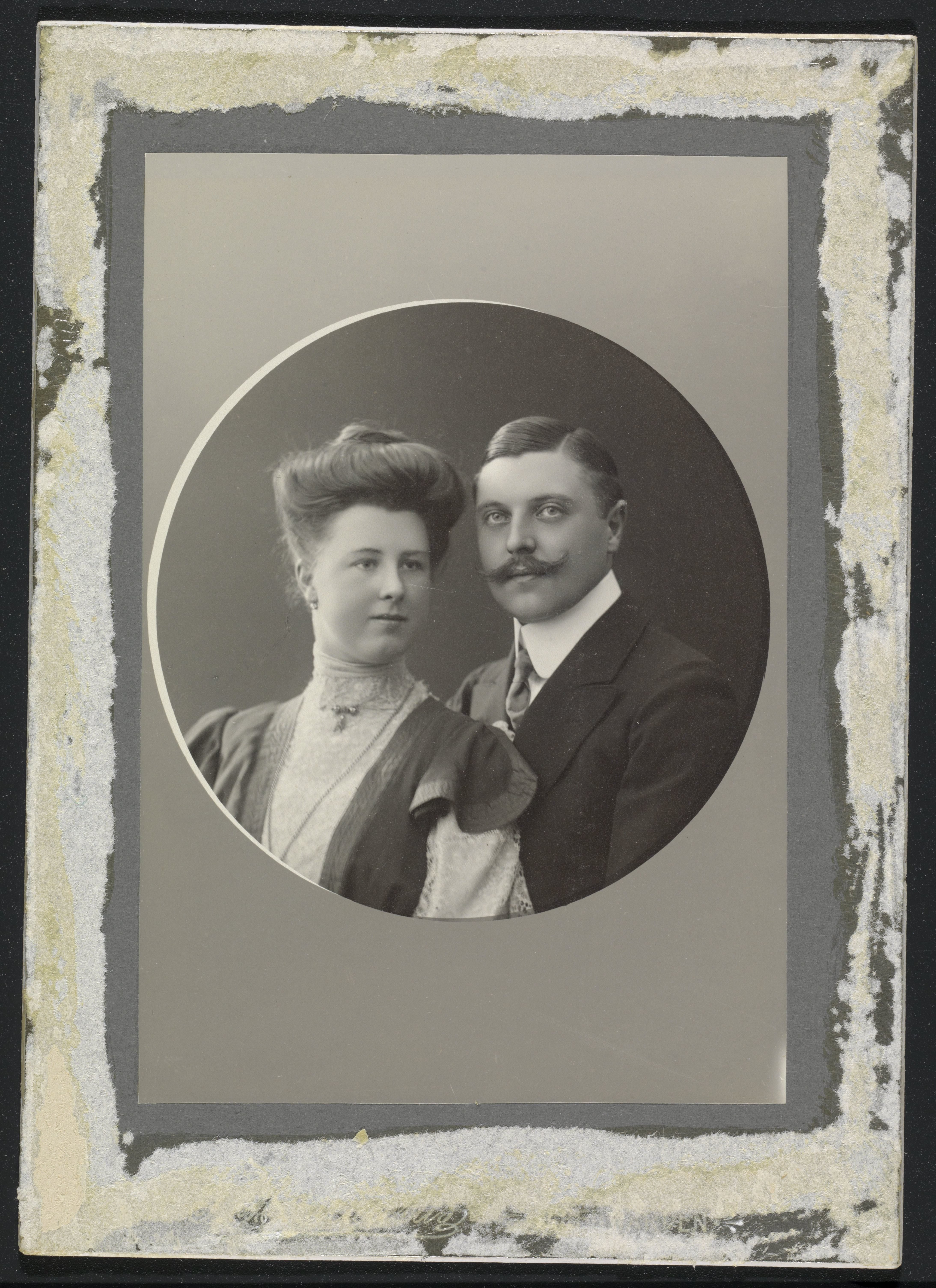 Verlovings- of huwelijksportret van mevrouw M.C. Lucassen-Van Idsinga en de heer J. Lucassen