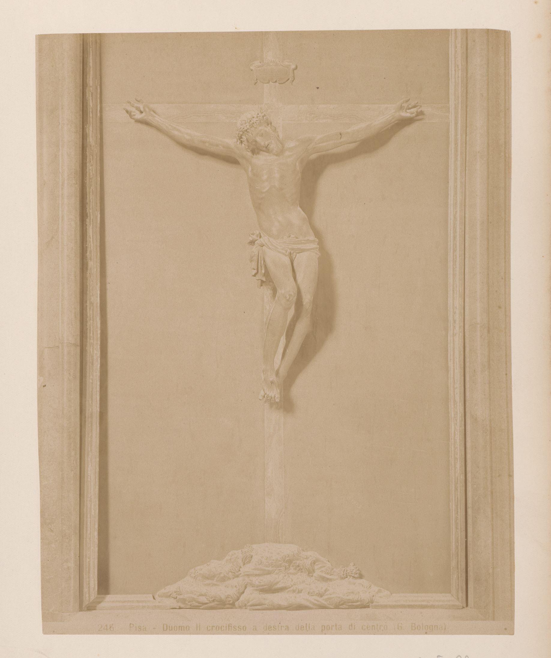 Sculptuur van een kruisiging naar Giambologna op een deur van de Dom van Pisa, Italië