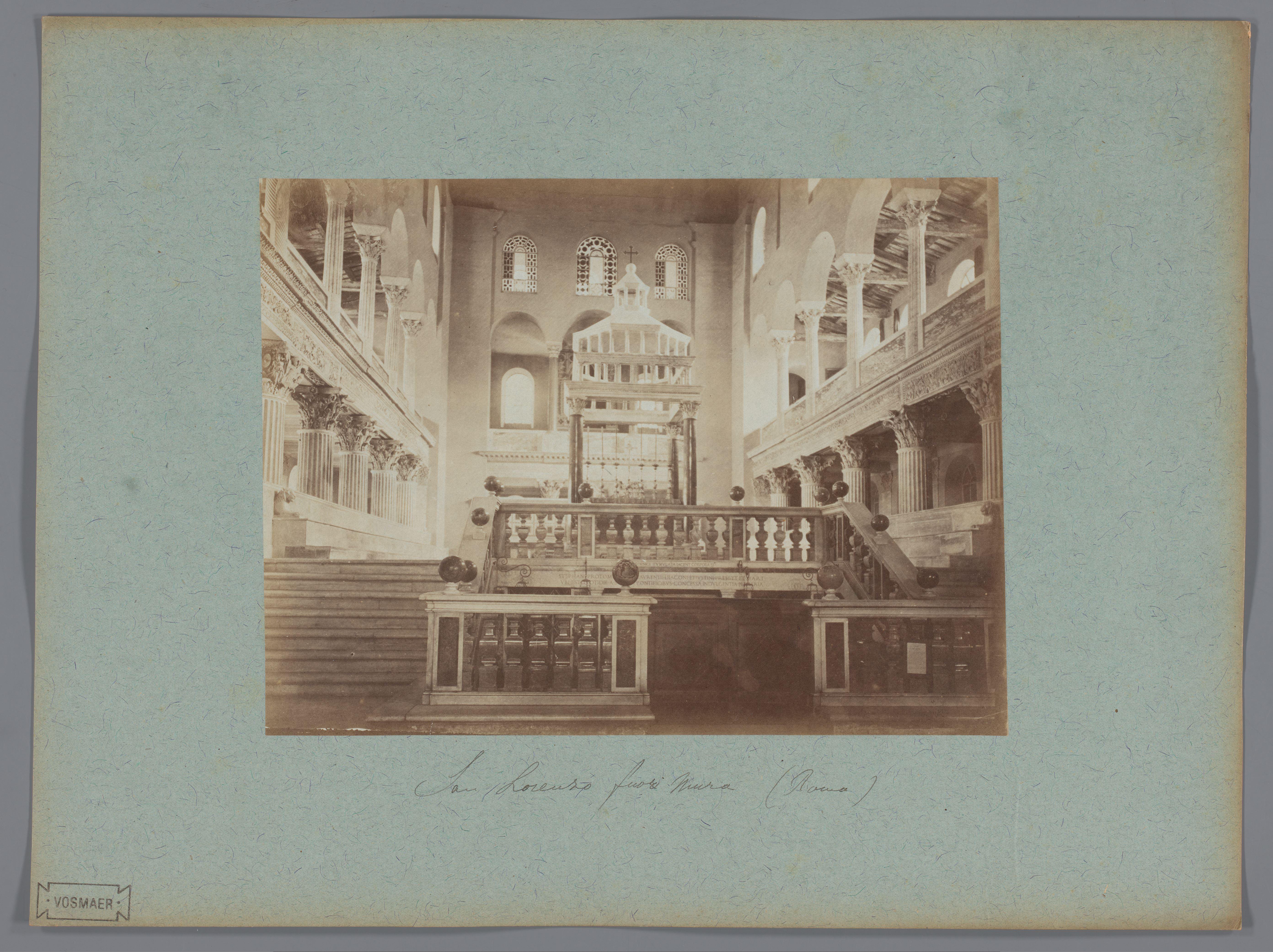 Interieur van de Sint-Laurens buiten de Muren te Rome, Italië