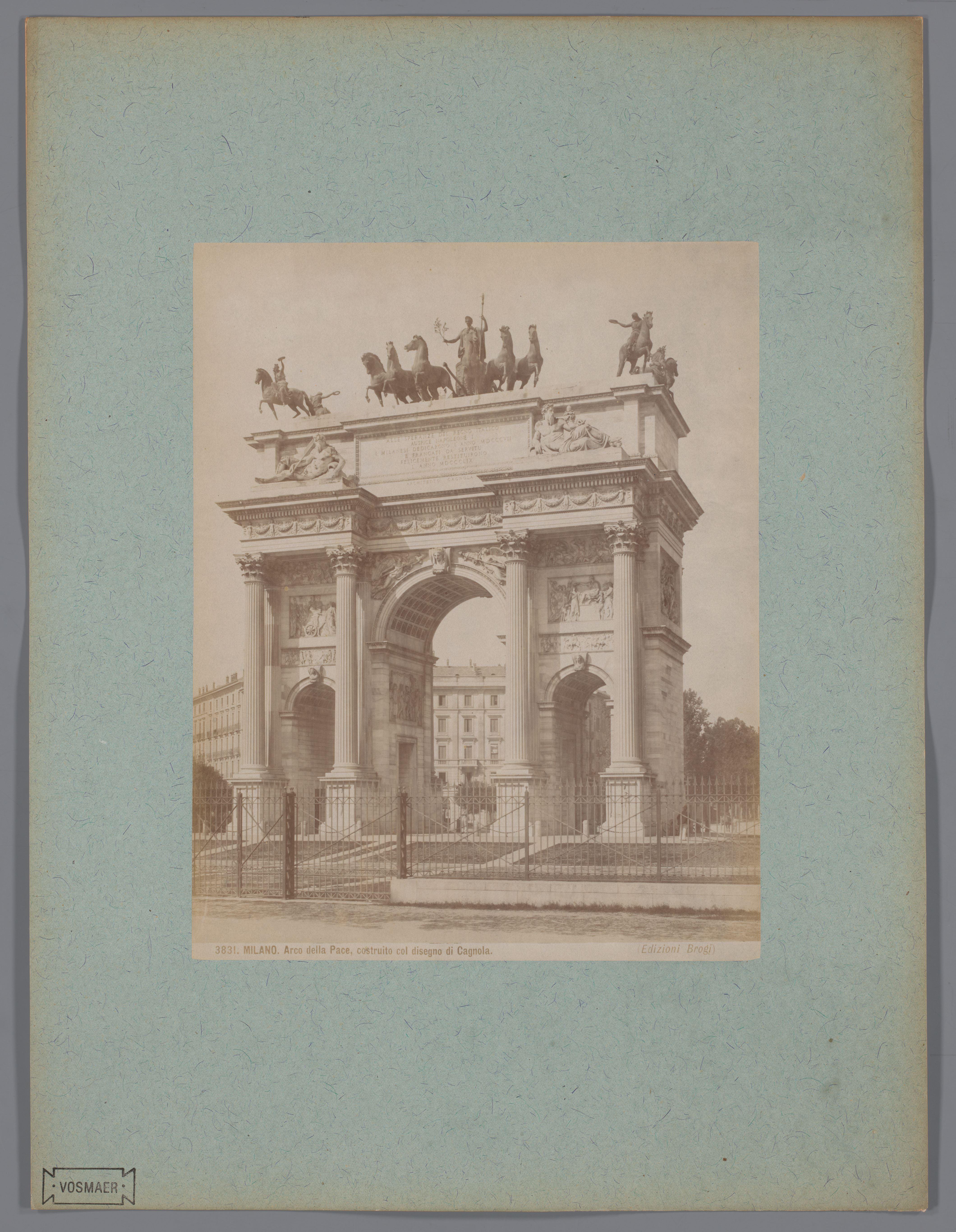 Gezicht op de Arco della Pace van de Porta Sempione te Milaan, Italië