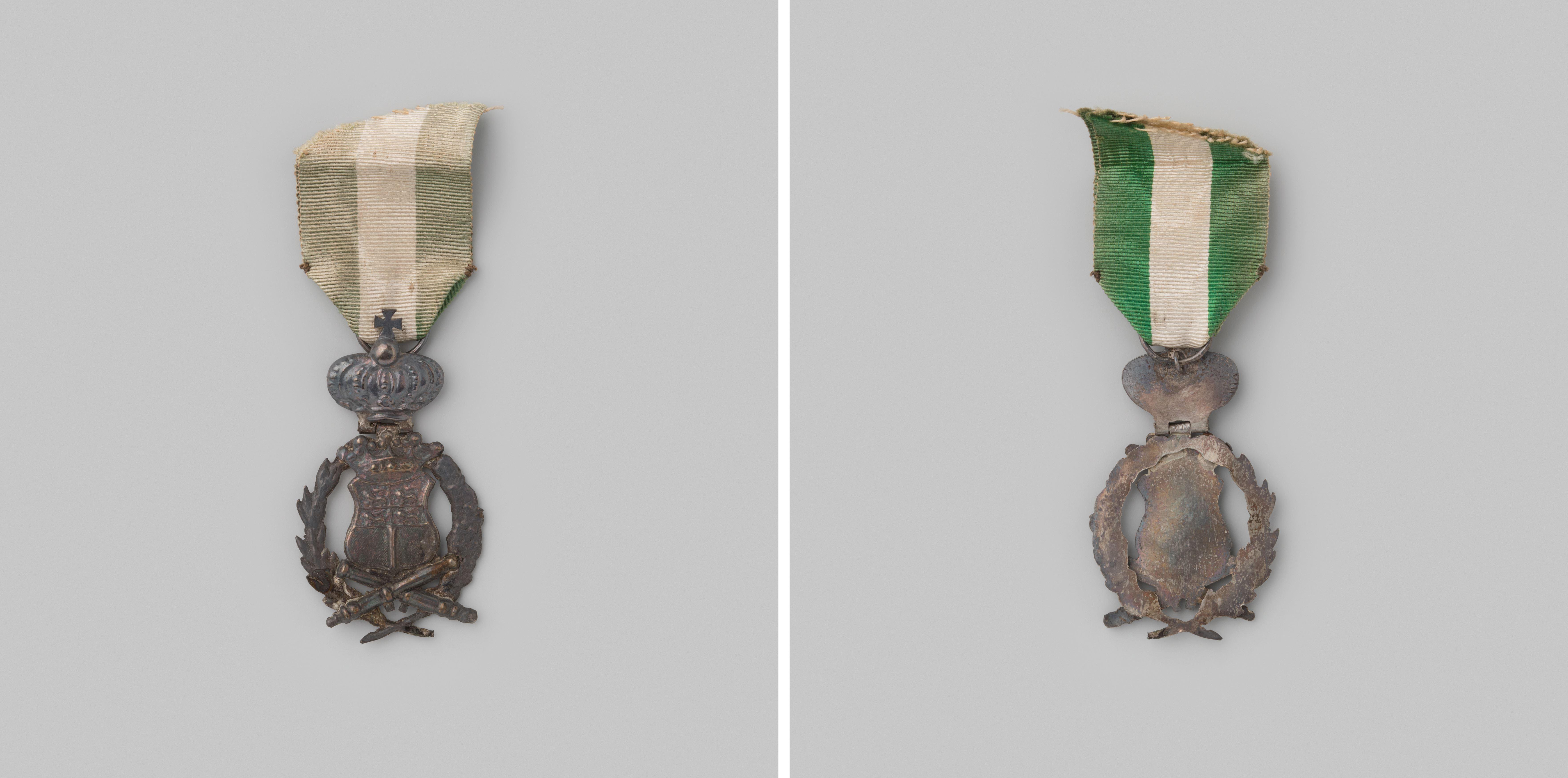 Draagteken van de Koninklijke vereeniging Het Metalen Kruis, afdeling Rotterdam 2e sectie, opgericht 24 september 1857, in 1871 met predicaat koninklijk, uitgereikt aan kapitein oud-commandant der schutterij te Brielle M. van der Lugt Melsert in 1873