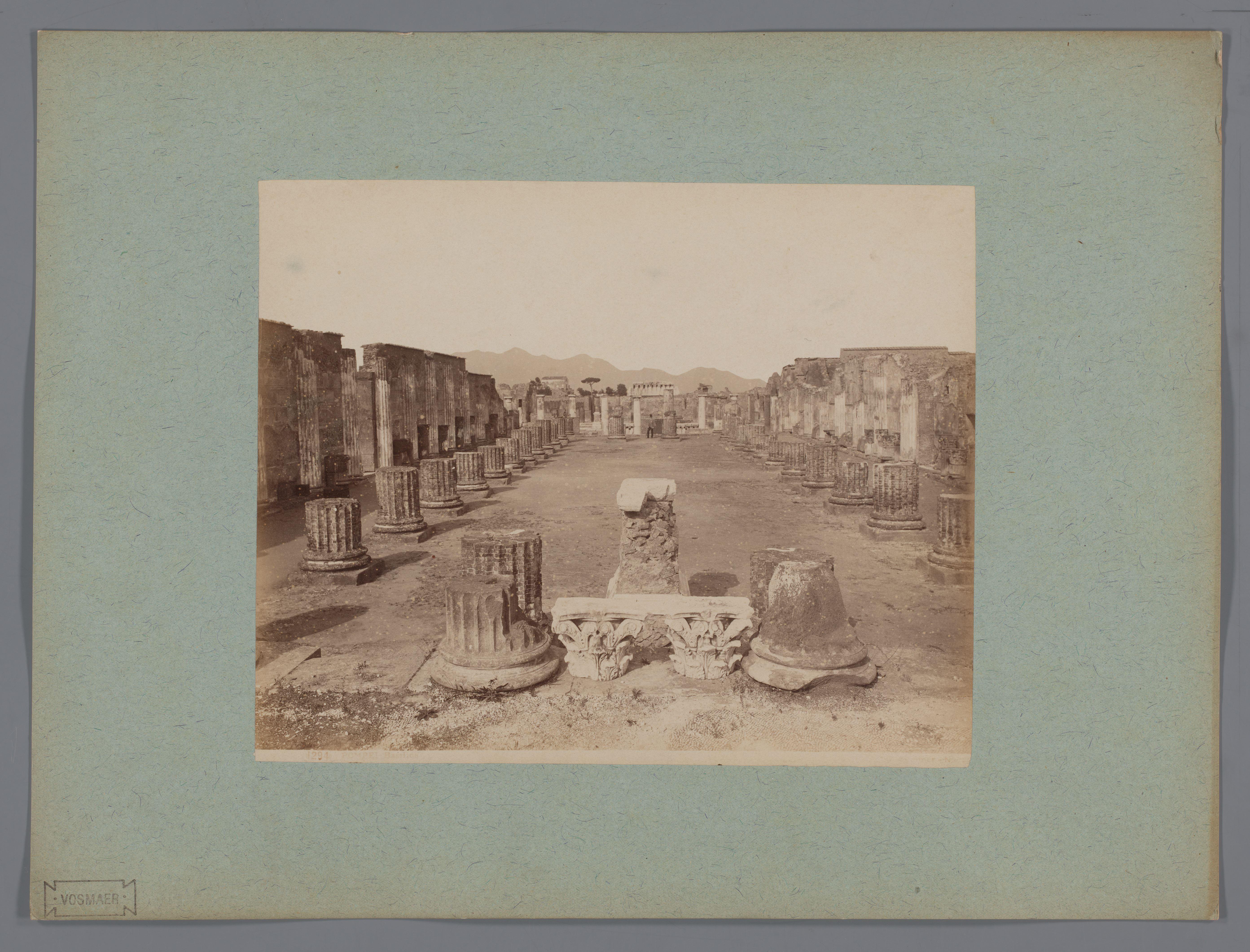 Gezicht op de ruïne van de Basilica te Pompeï, Italië